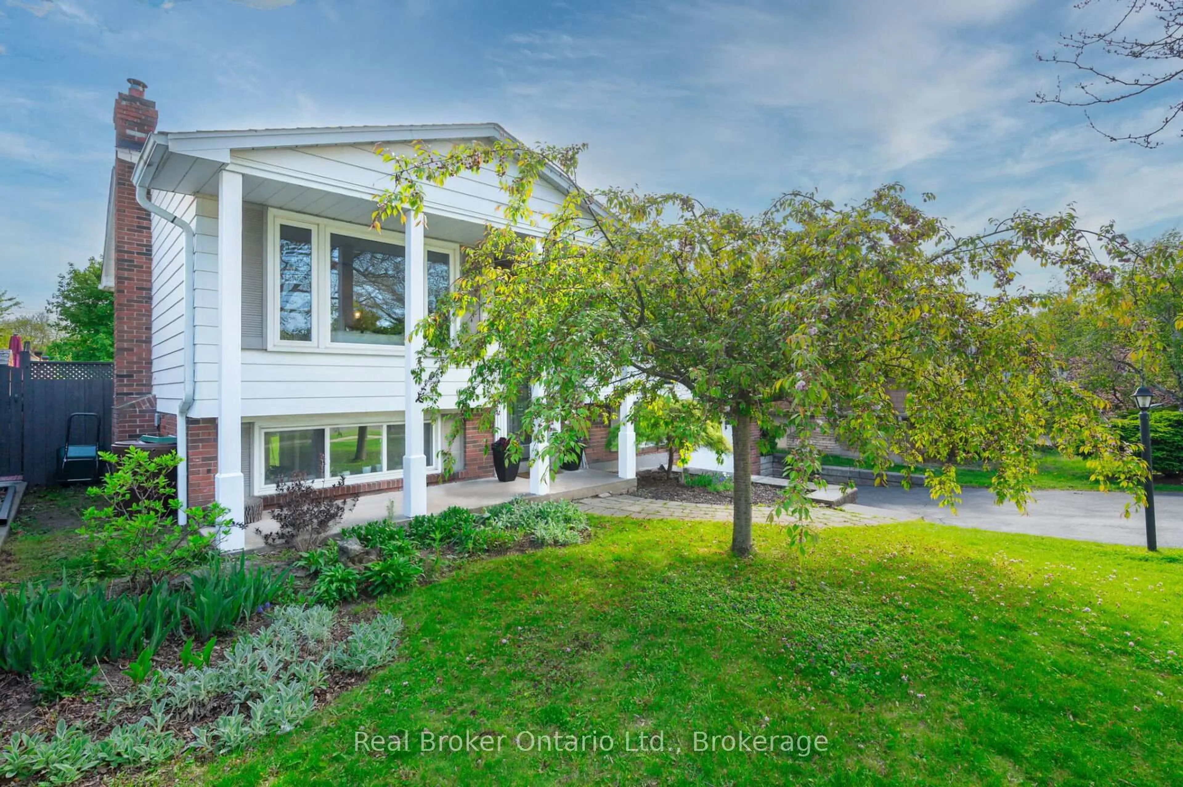 A pic from outside/outdoor area/front of a property/back of a property/a pic from drone, unknown for 615 Sheraton Rd, Burlington Ontario L7L 4B3