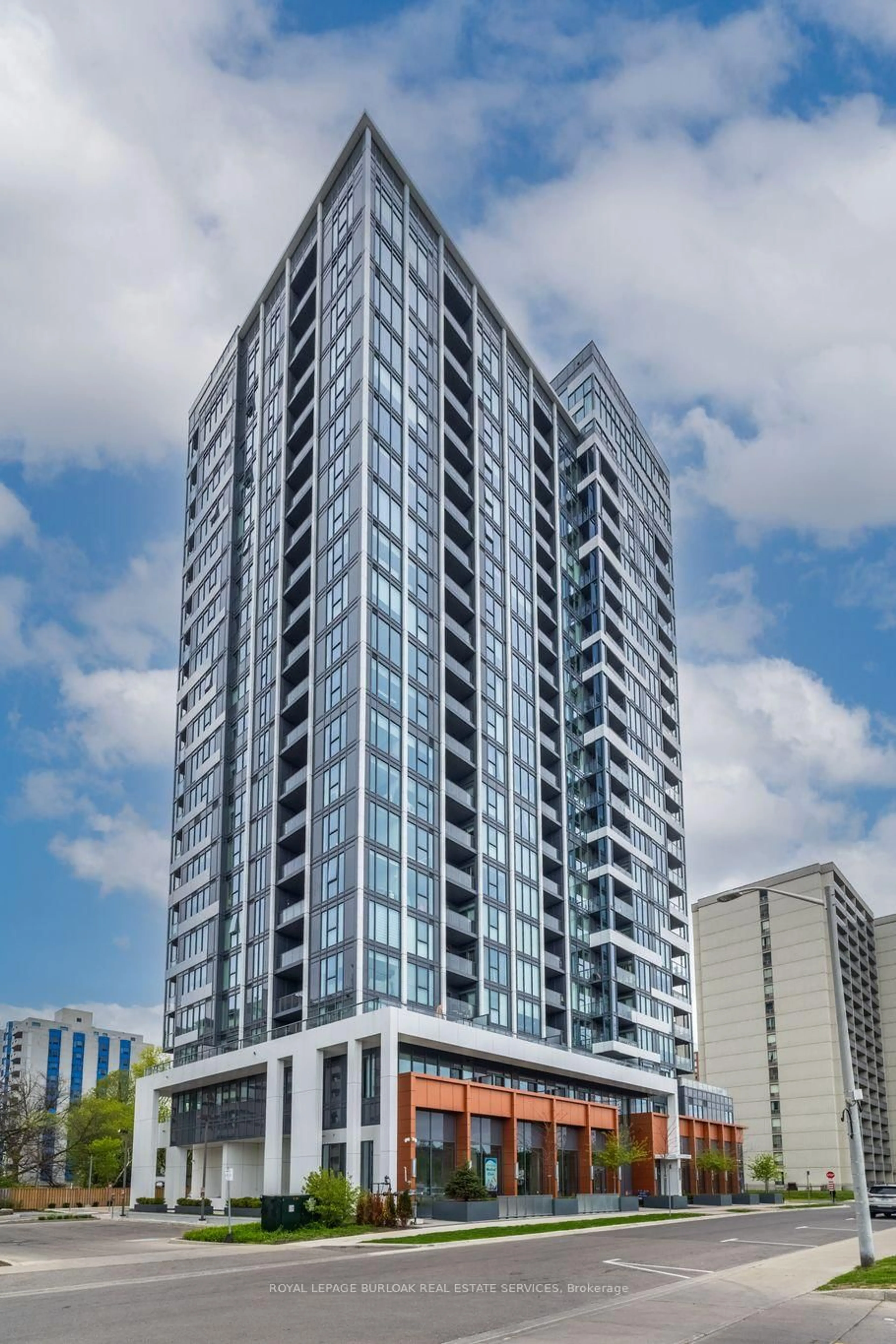Home with vinyl exterior material, building for 500 Brock Ave #701, Burlington Ontario L7S 0A5