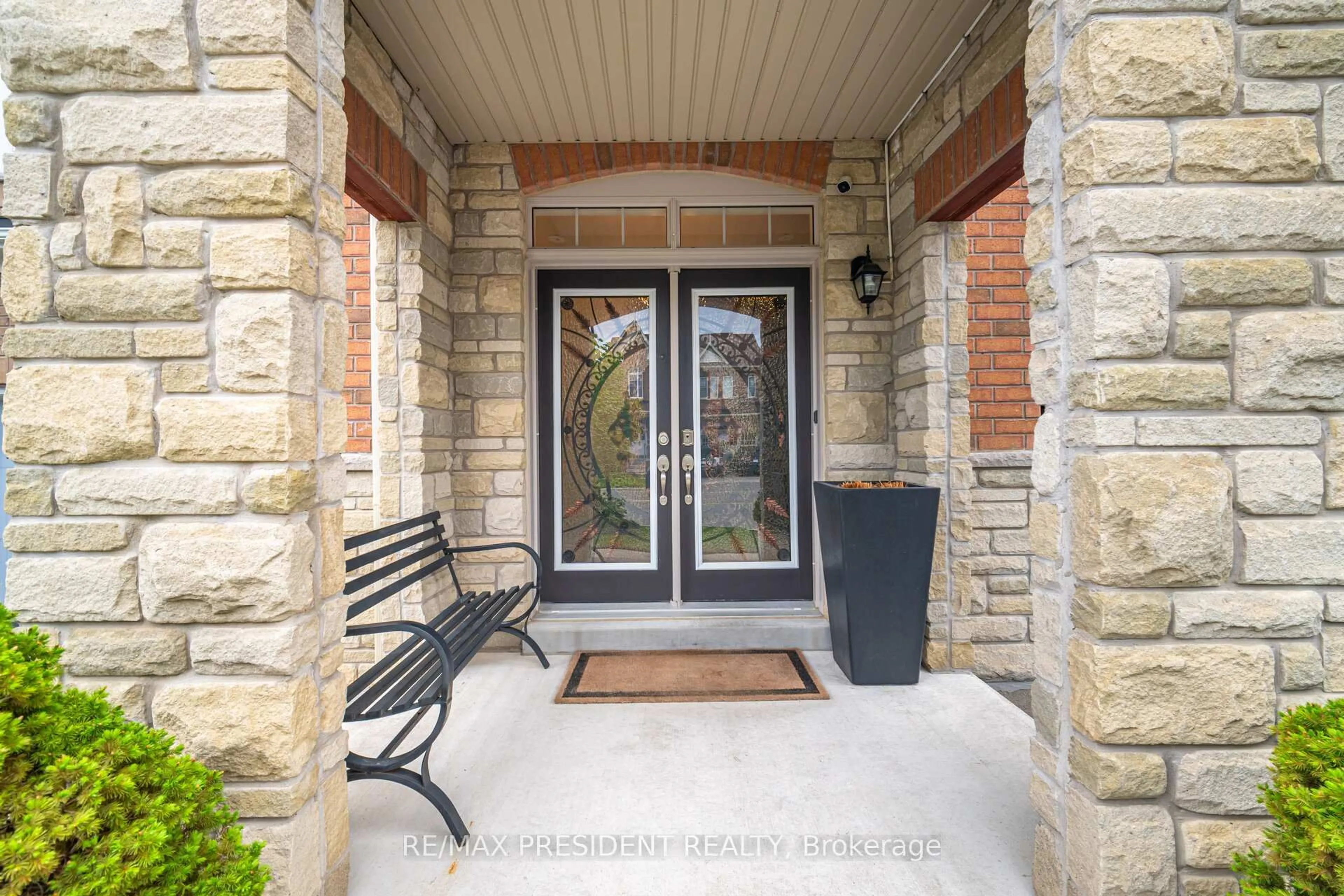 Indoor entryway for 35 Kilkarrin Rd, Brampton Ontario L7A 4C6