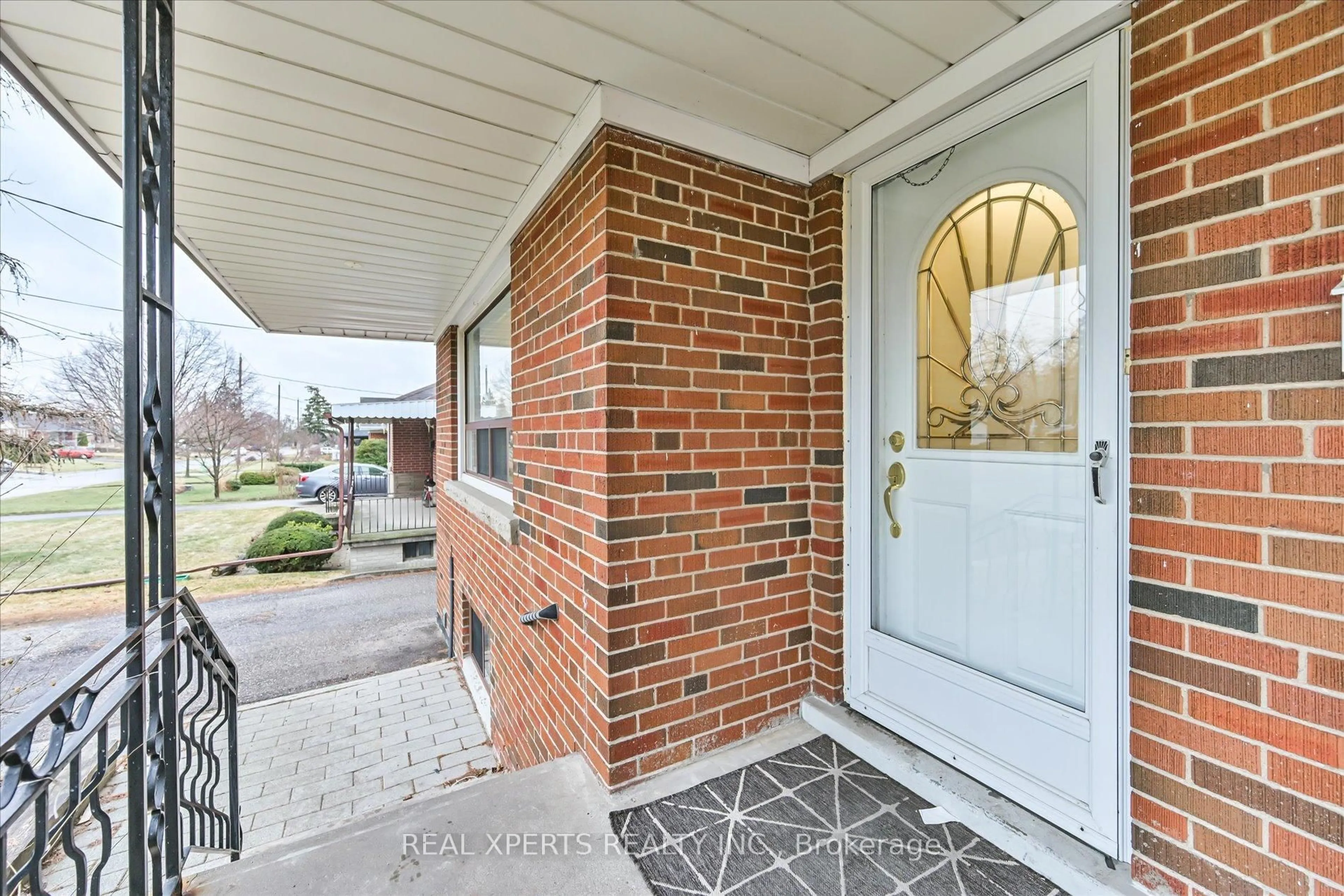 Indoor entryway for 28 Clevedon St, Toronto Ontario M3M 1M4