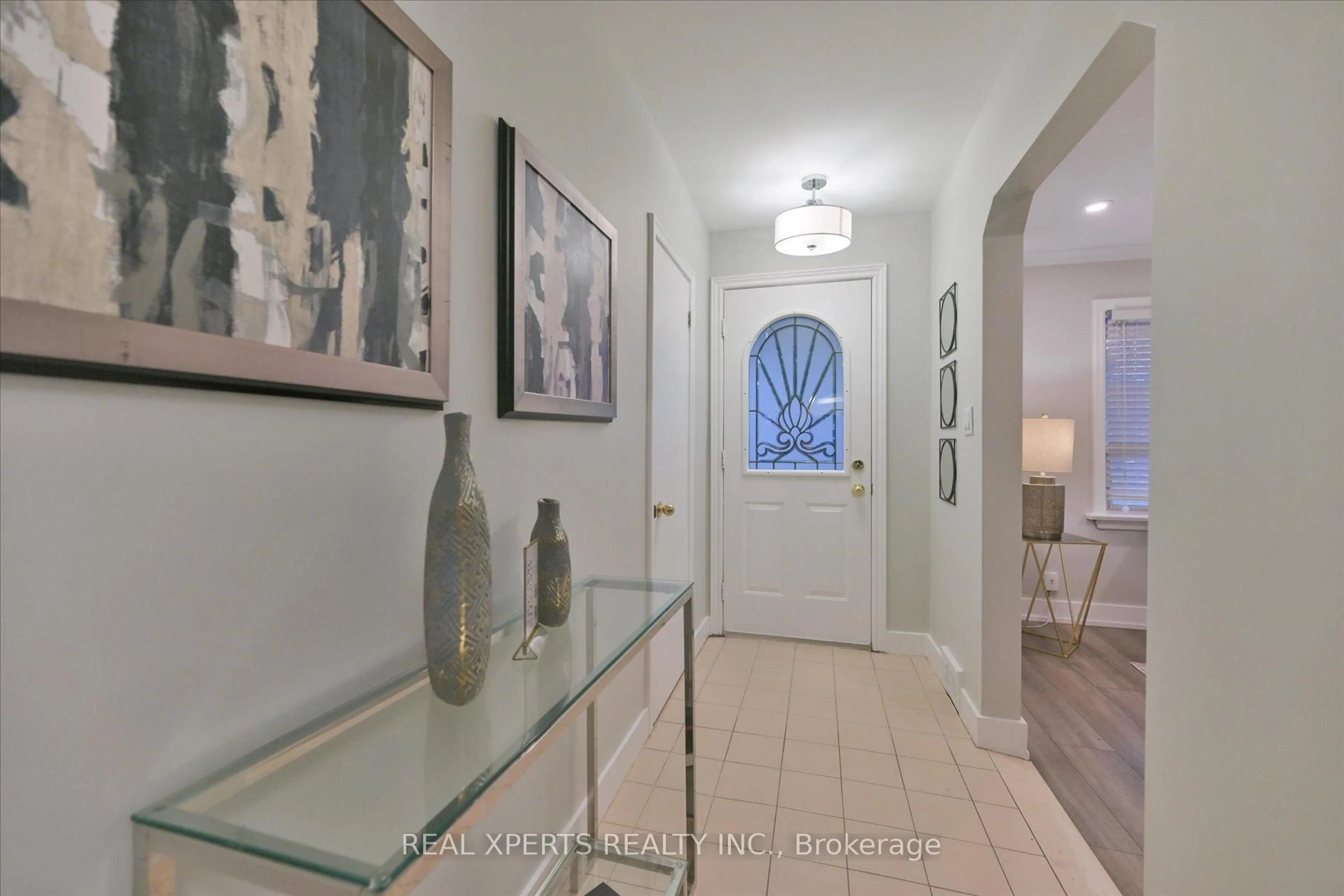 Indoor entryway for 28 Clevedon St, Toronto Ontario M3M 1M4