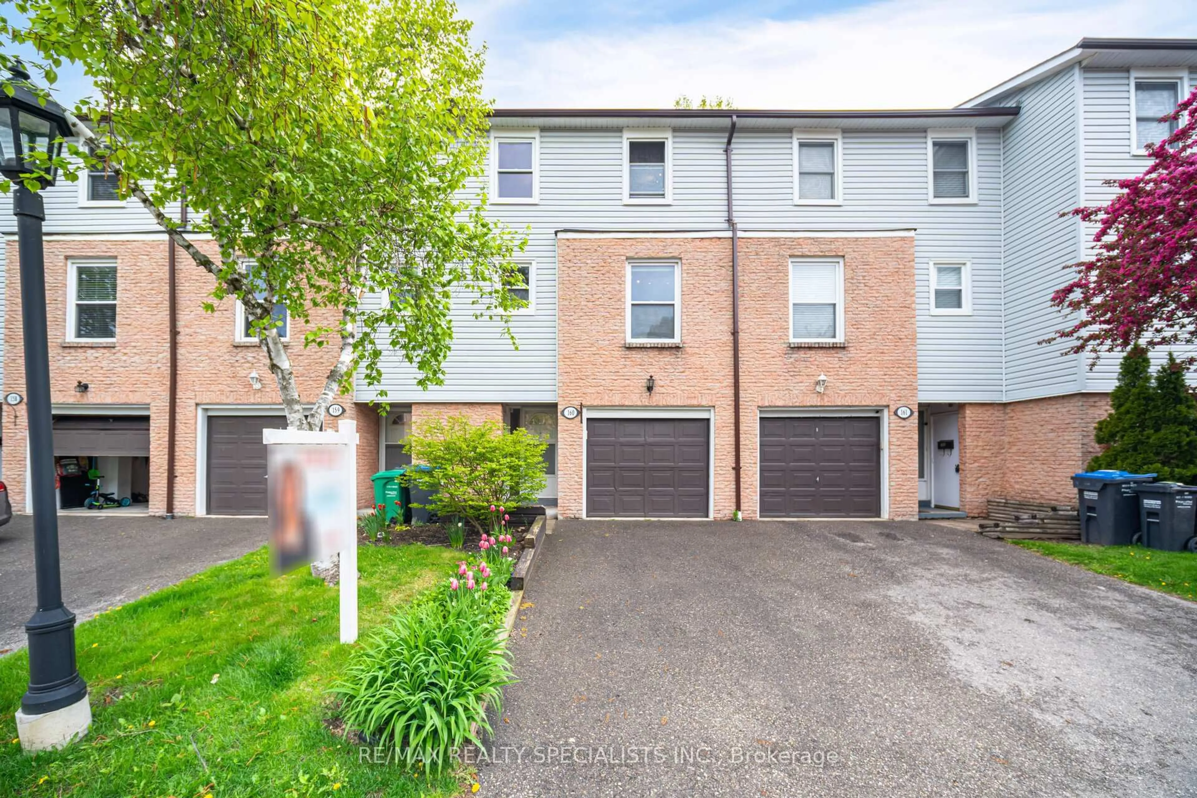 A pic from outside/outdoor area/front of a property/back of a property/a pic from drone, street for 2440 Bromsgrove Rd #160, Mississauga Ontario L5J 4J7