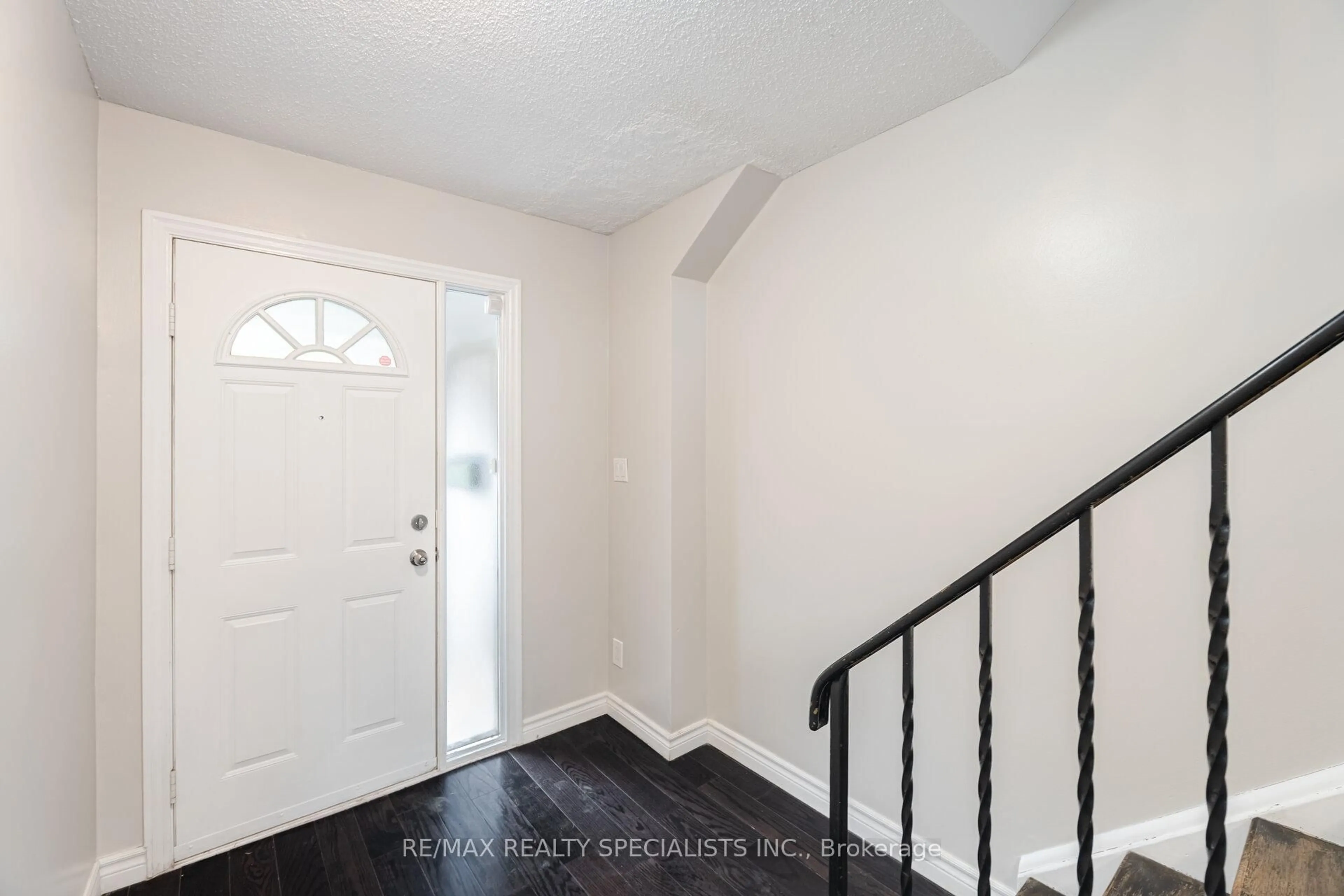 Indoor entryway for 2440 Bromsgrove Rd #160, Mississauga Ontario L5J 4J7