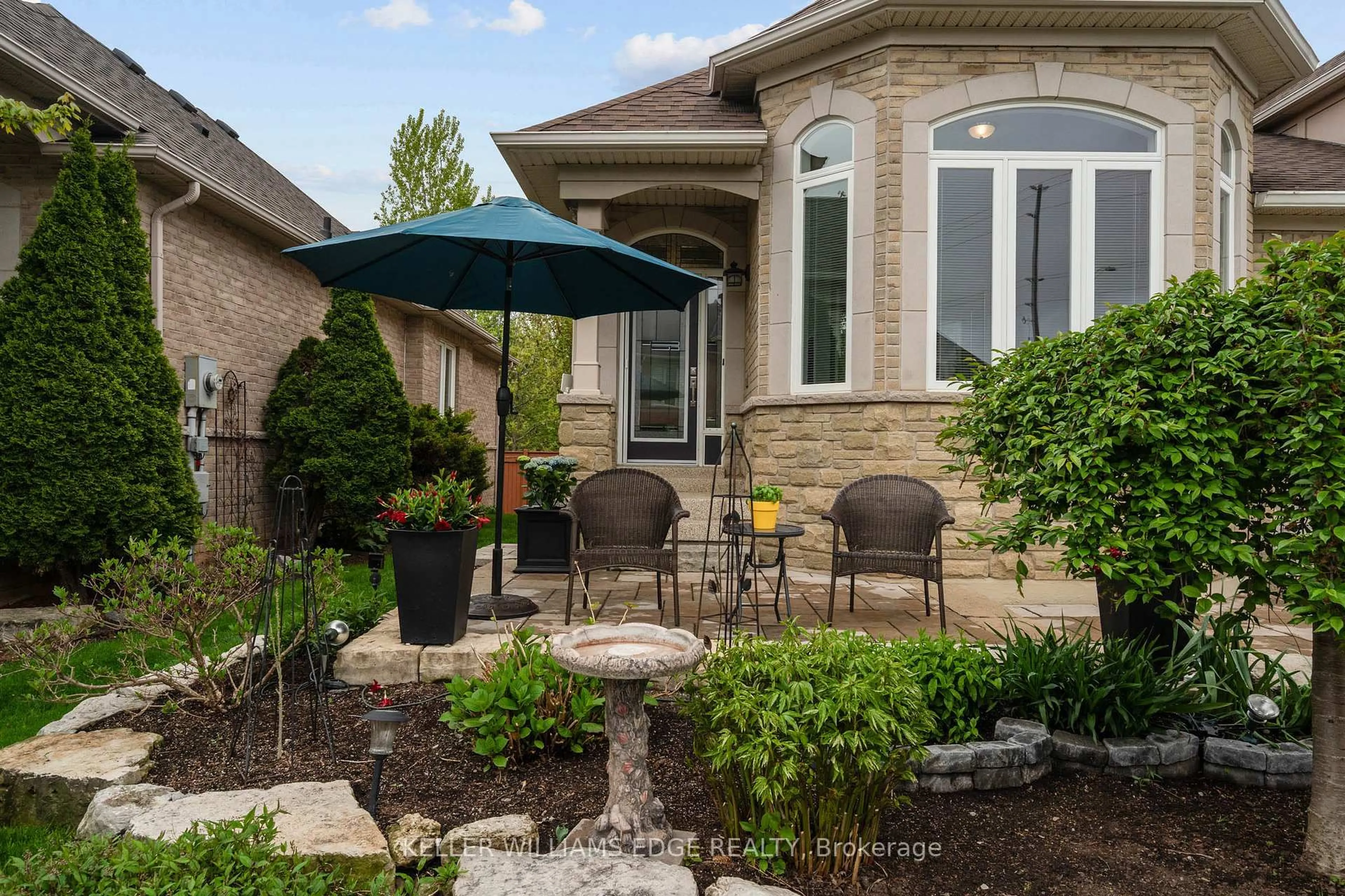 Patio, street for 2958 Singleton Common, Burlington Ontario L7M 0B4
