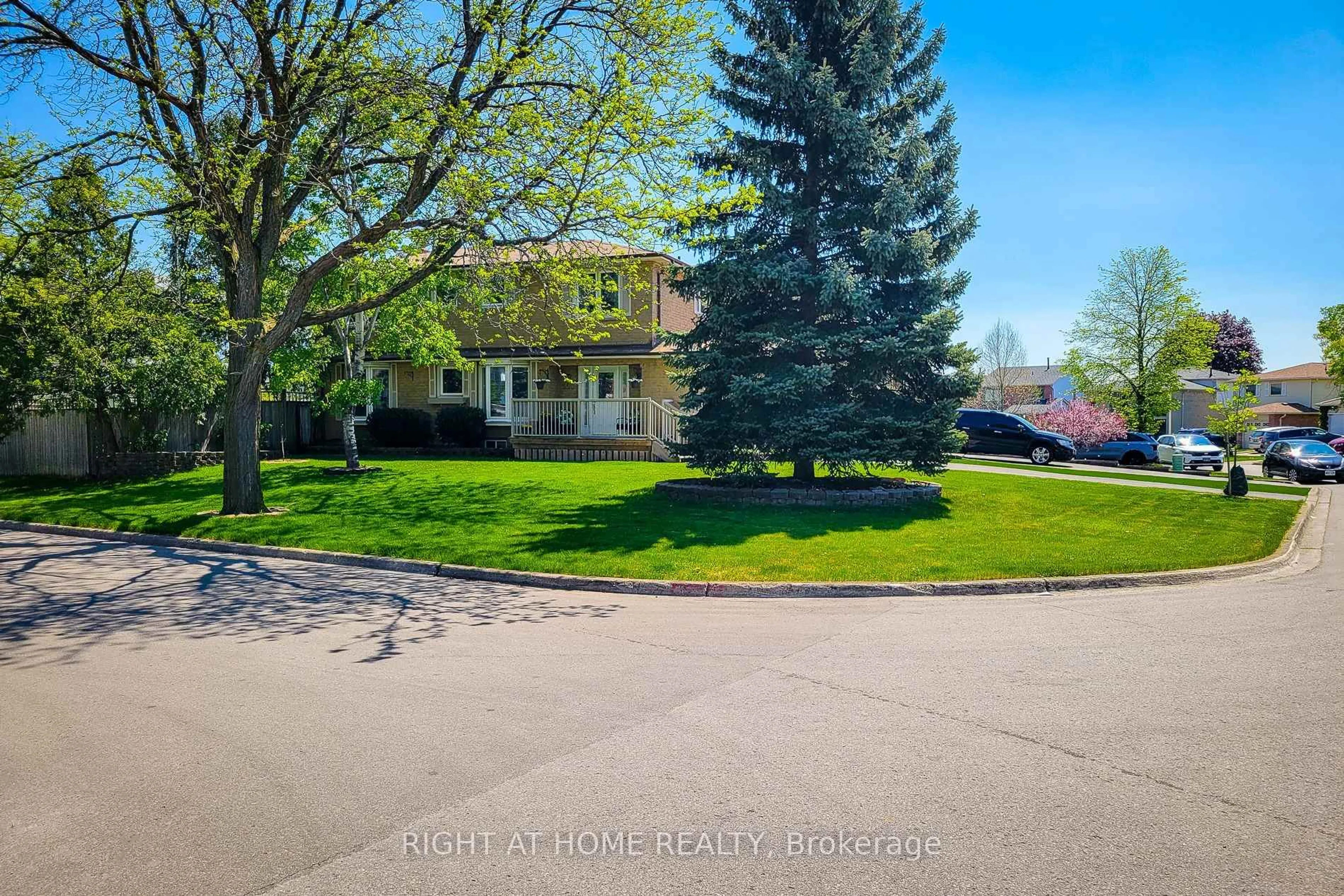 A pic from outside/outdoor area/front of a property/back of a property/a pic from drone, street for 550 Hayward Cres, Milton Ontario L9T 4P9