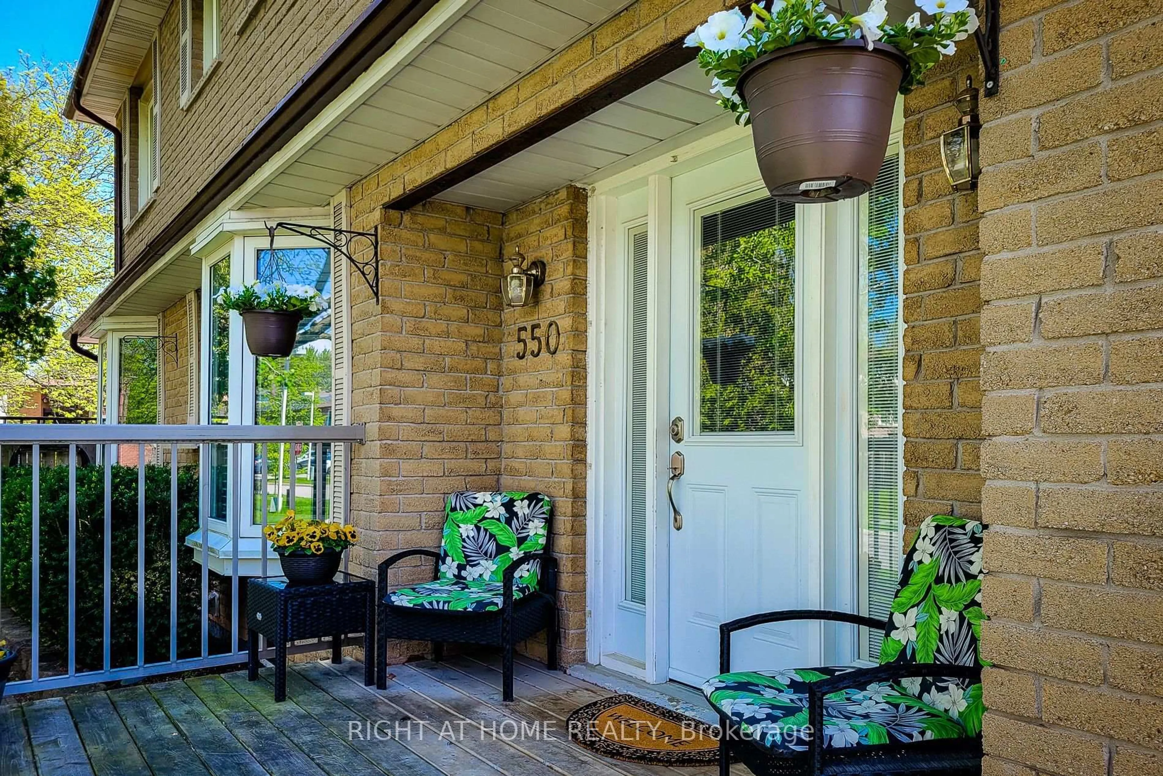 Indoor entryway for 550 Hayward Cres, Milton Ontario L9T 4P9