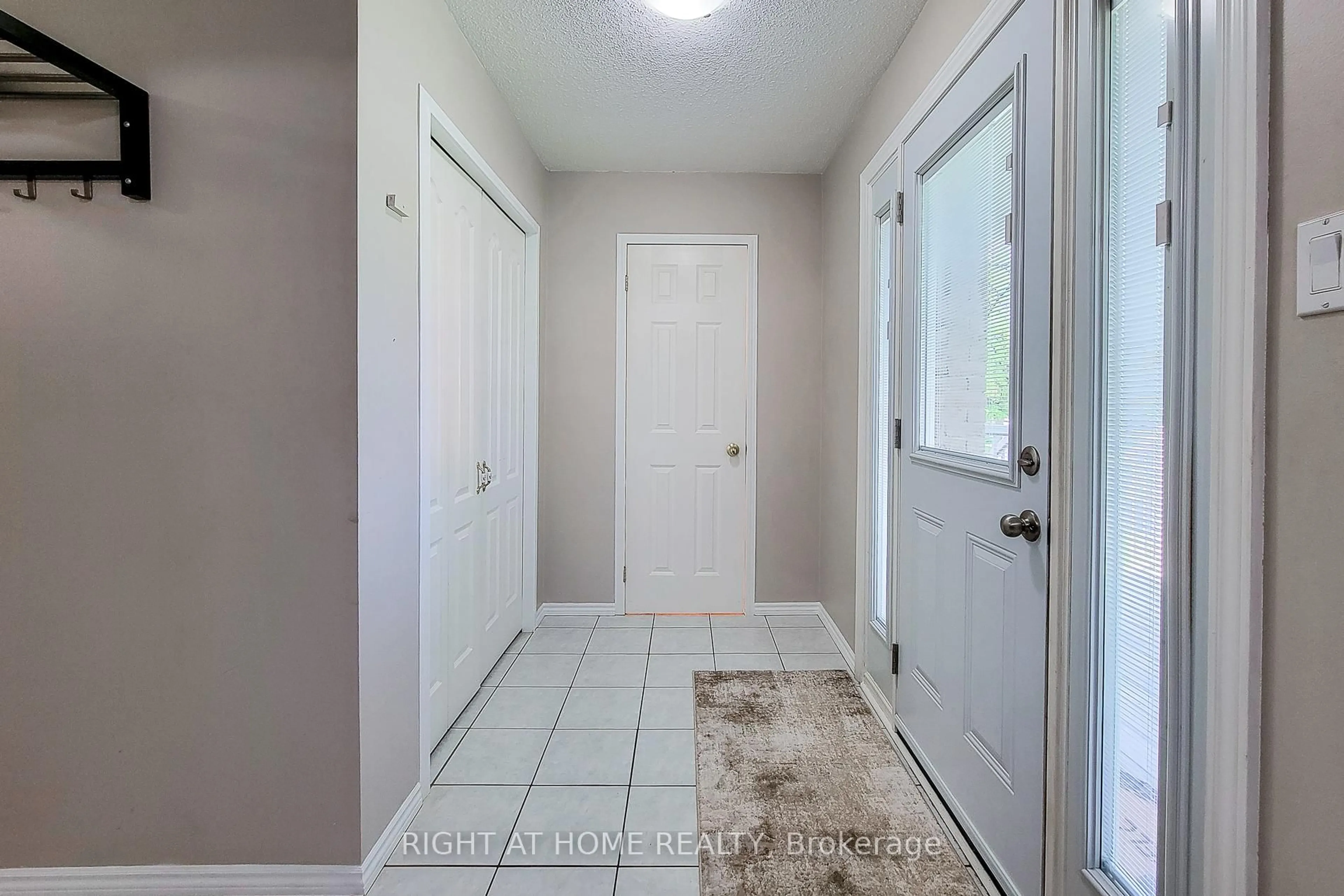 Indoor entryway for 550 Hayward Cres, Milton Ontario L9T 4P9
