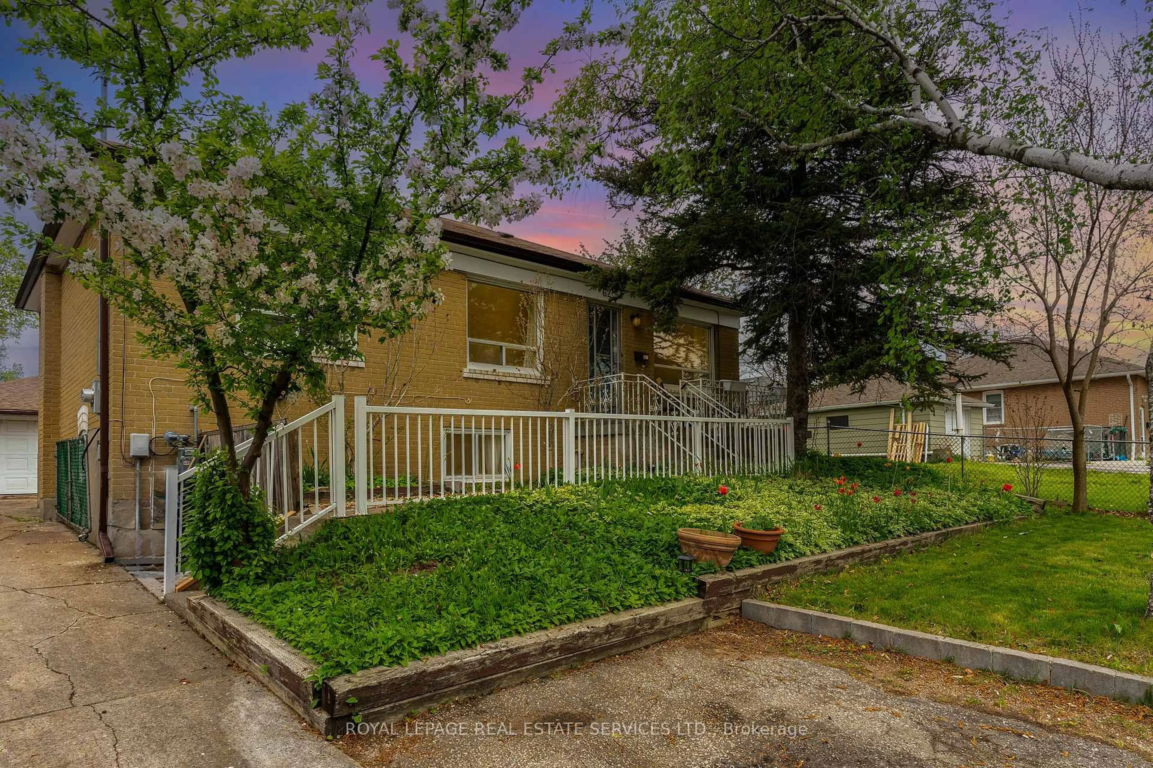 A pic from outside/outdoor area/front of a property/back of a property/a pic from drone, street for 62 Nash Dr, Toronto Ontario M3M 2L5