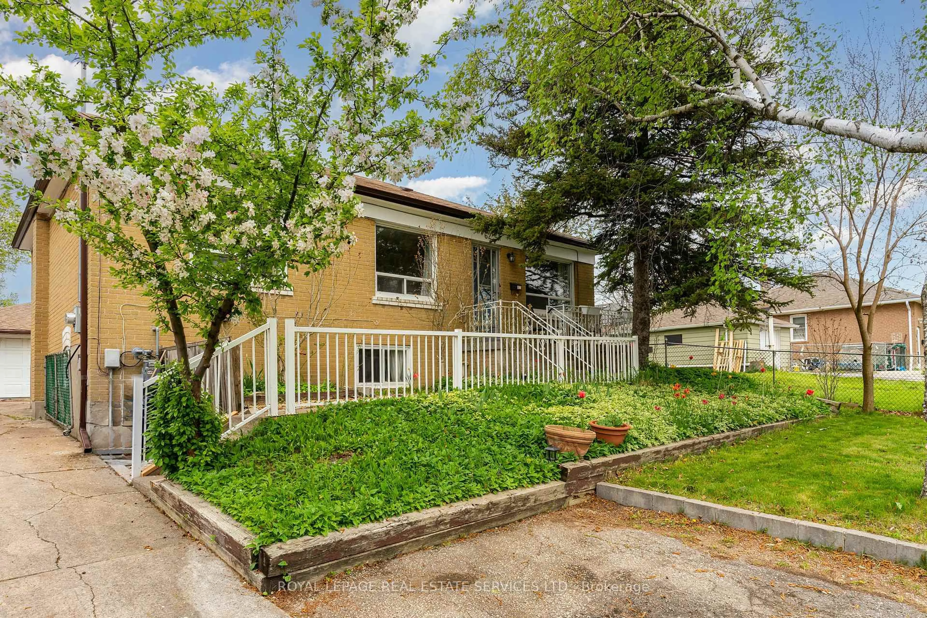 Patio, street for 62 Nash Dr, Toronto Ontario M3M 2L5