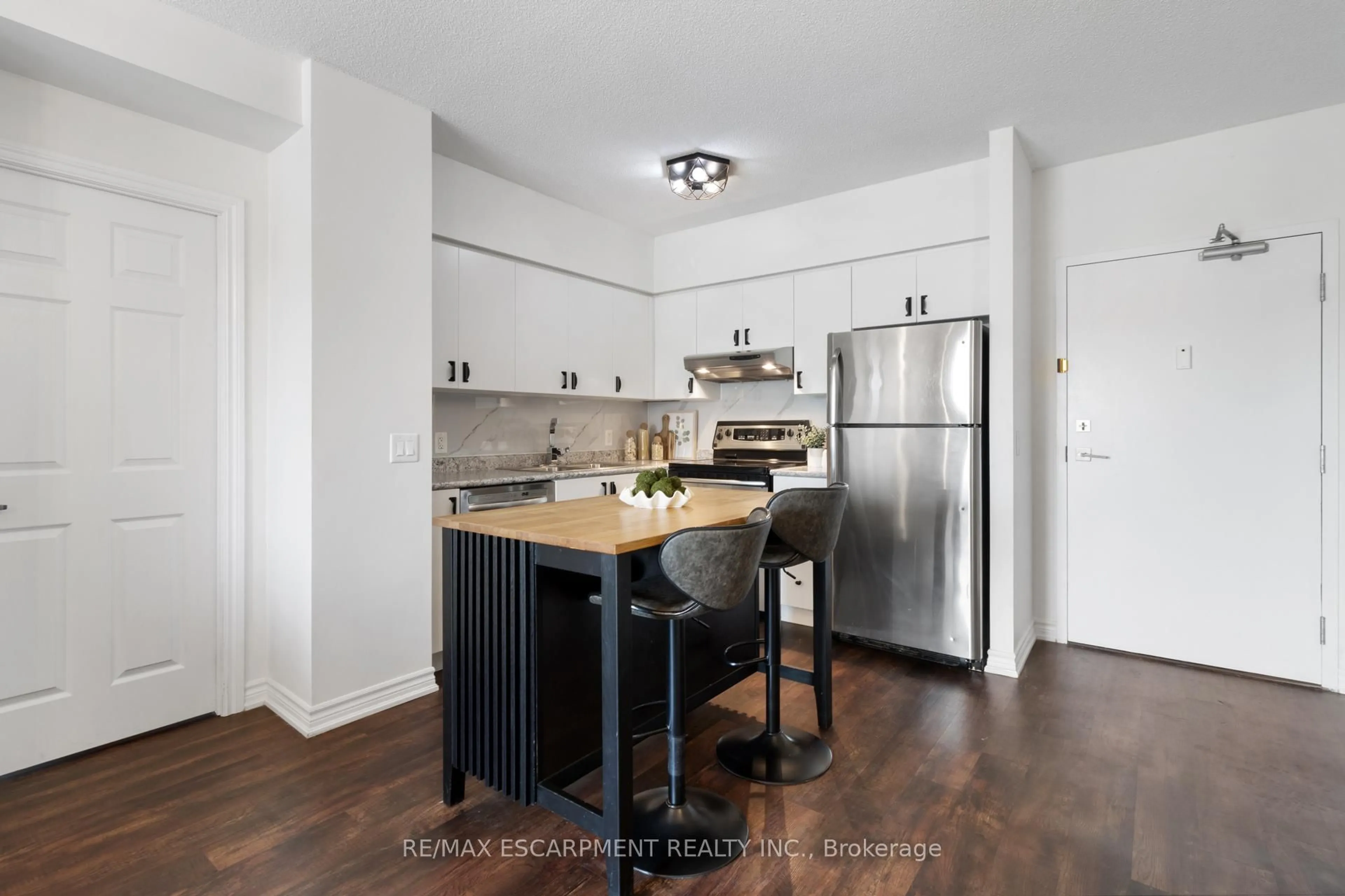 Standard kitchen, unknown for 716 Main St #102, Milton Ontario L9T 3P6