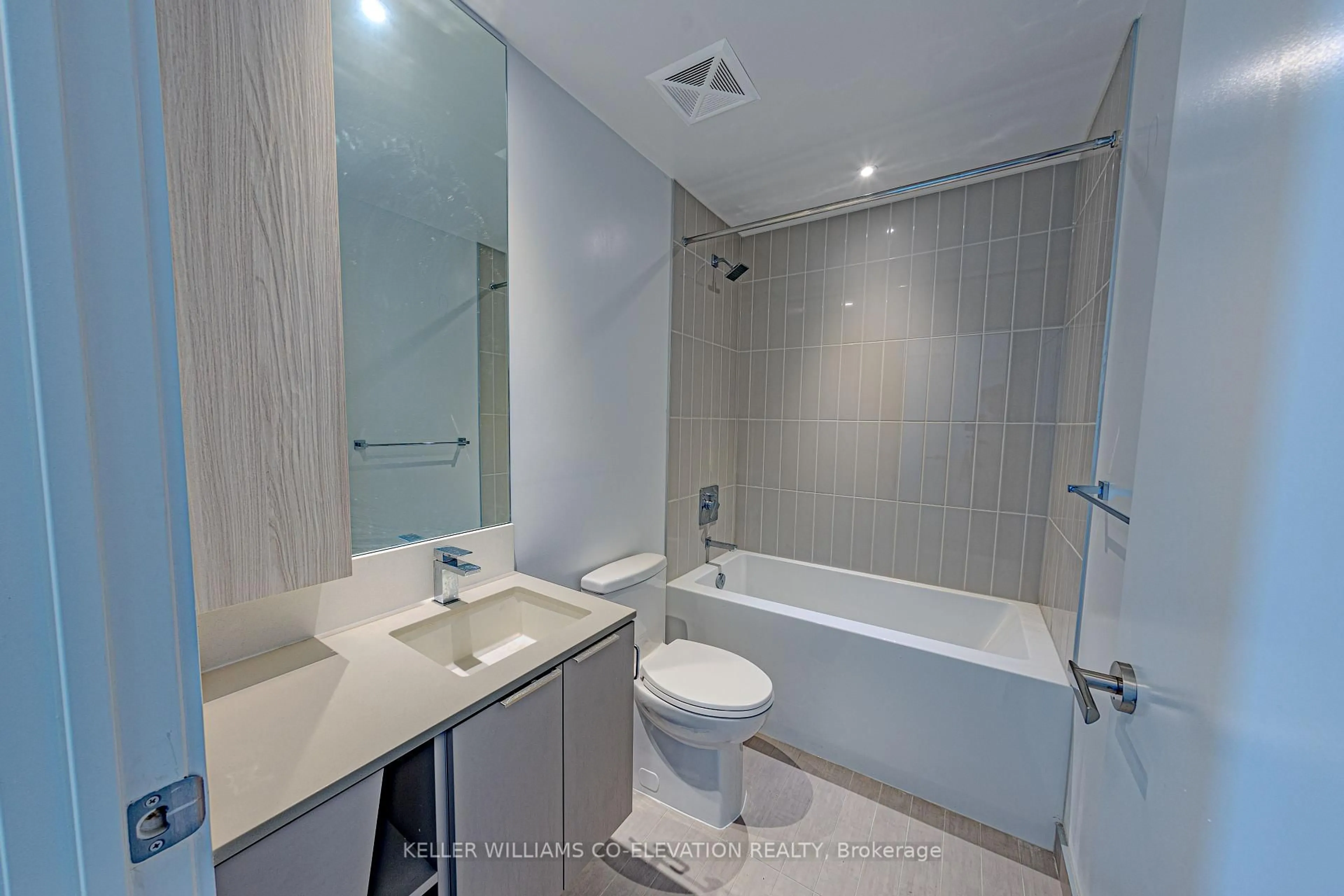 Standard bathroom, ceramic/tile floor for 3900 Confederation Pkwy #4203, Mississauga Ontario L5B 0M3