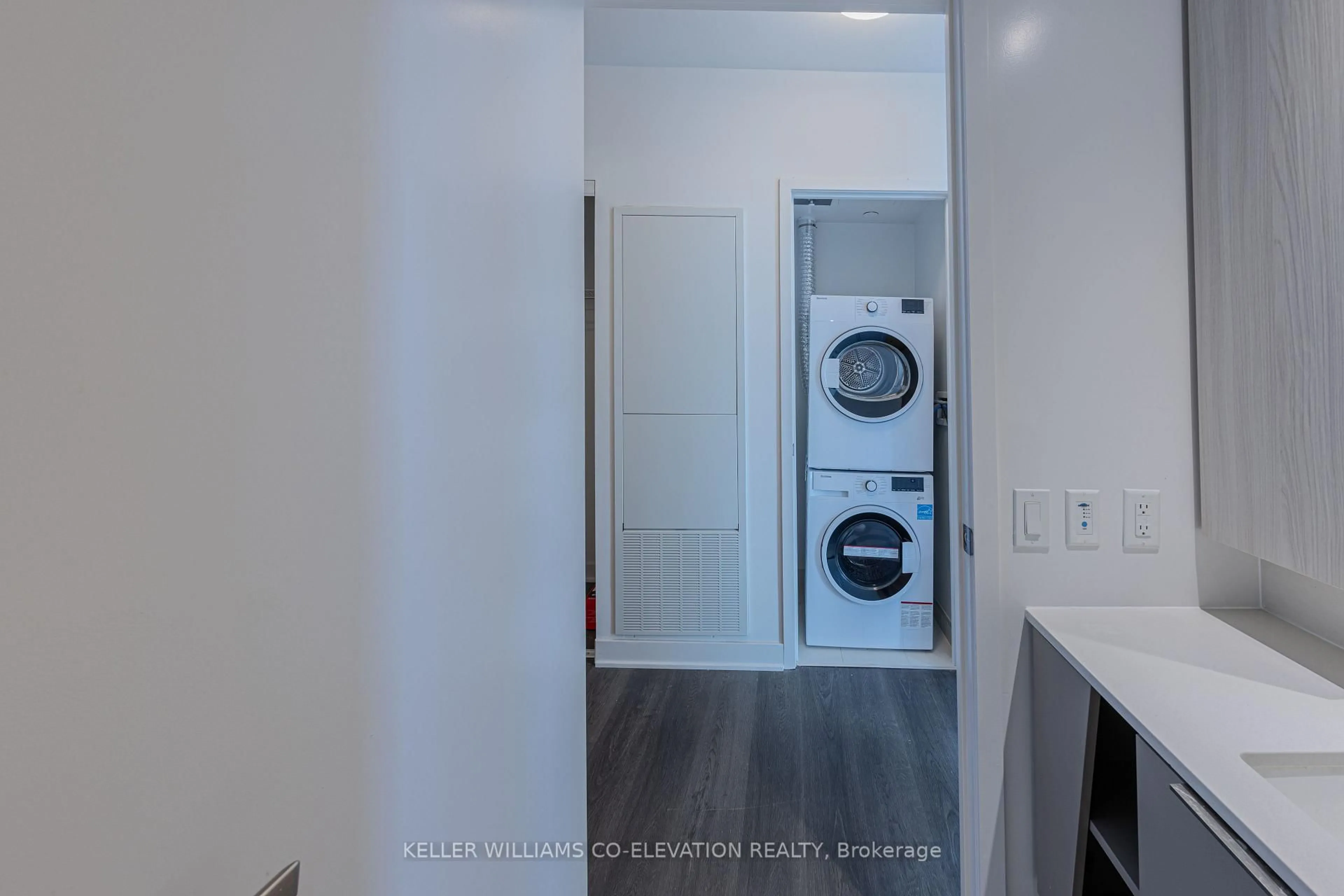 Laundry room for 3900 Confederation Pkwy #4203, Mississauga Ontario L5B 0M3