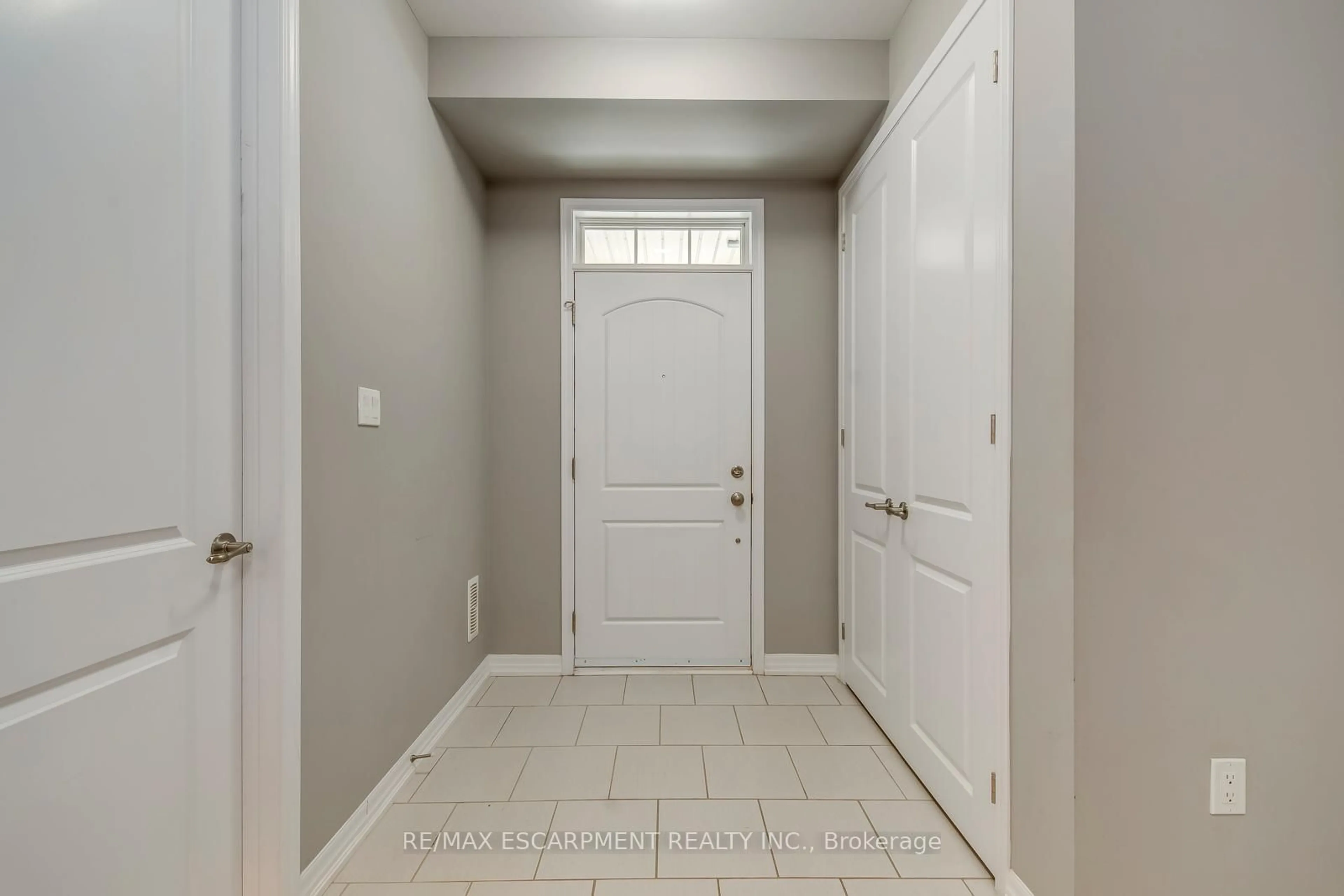 Indoor entryway for 3312 Carding Mill Tr, Oakville Ontario L6M 1S1