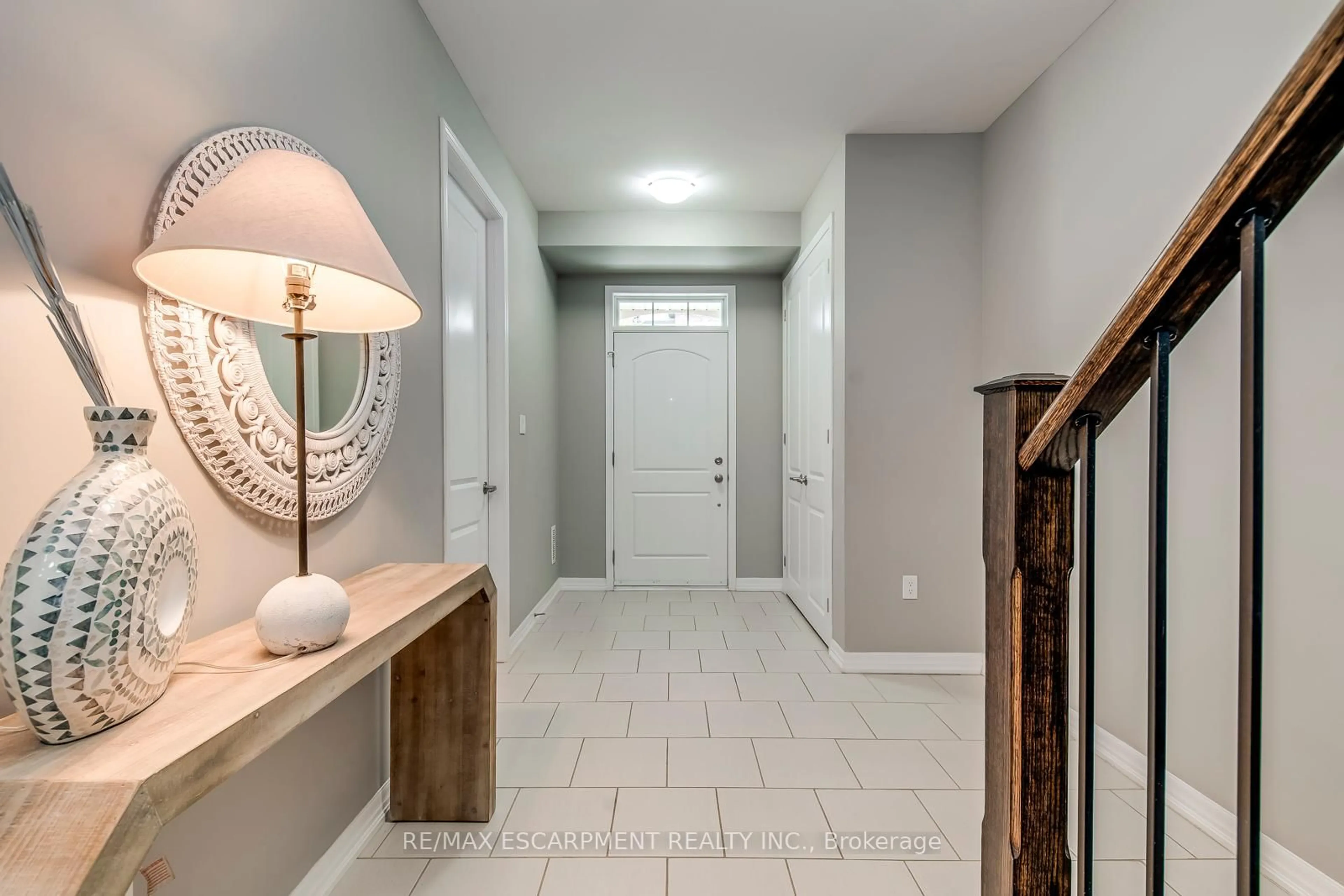 Indoor entryway for 3312 Carding Mill Tr, Oakville Ontario L6M 1S1