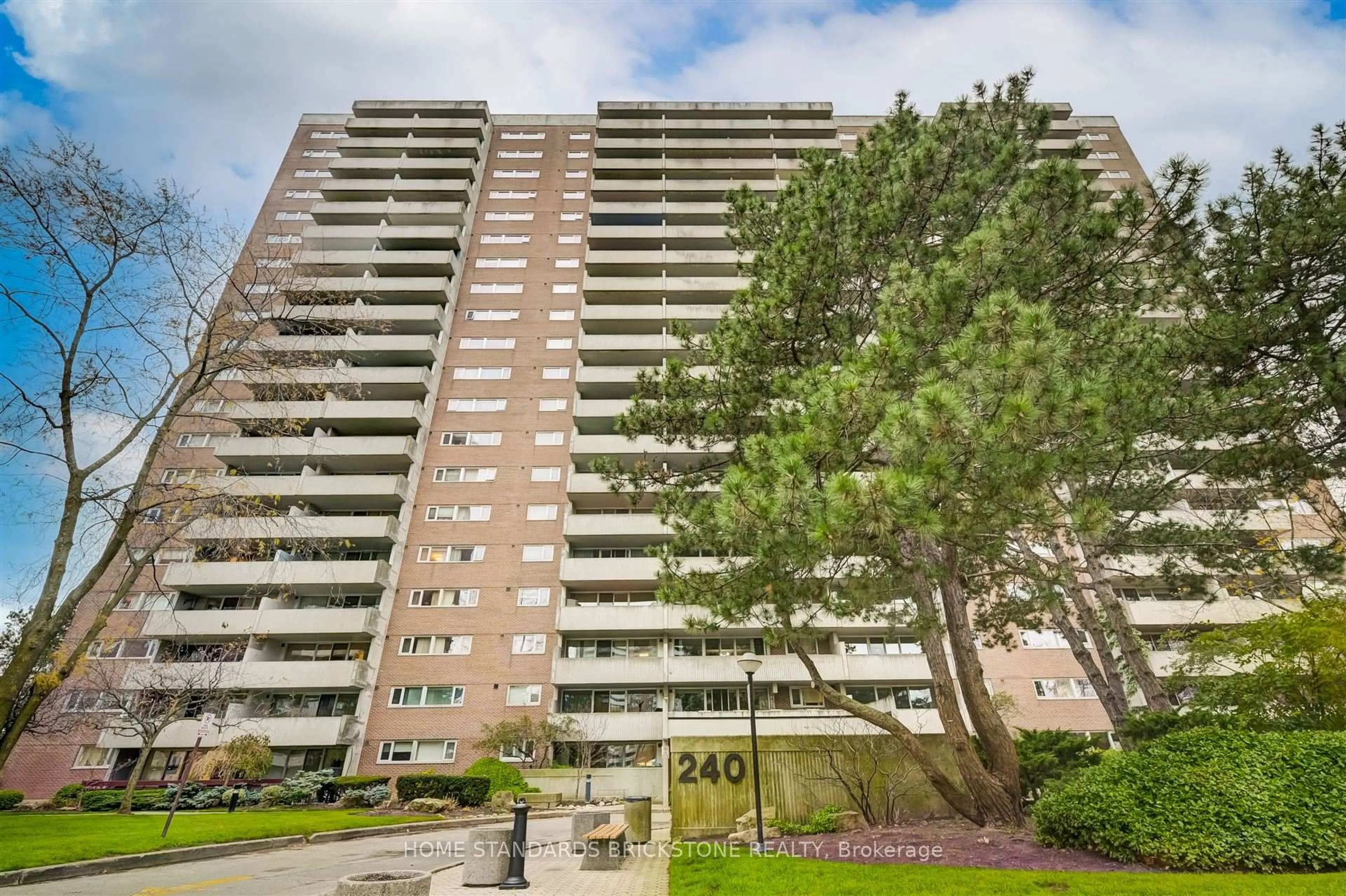 Patio, street for 240 Scarlett Rd #601, Toronto Ontario M6N 4X4