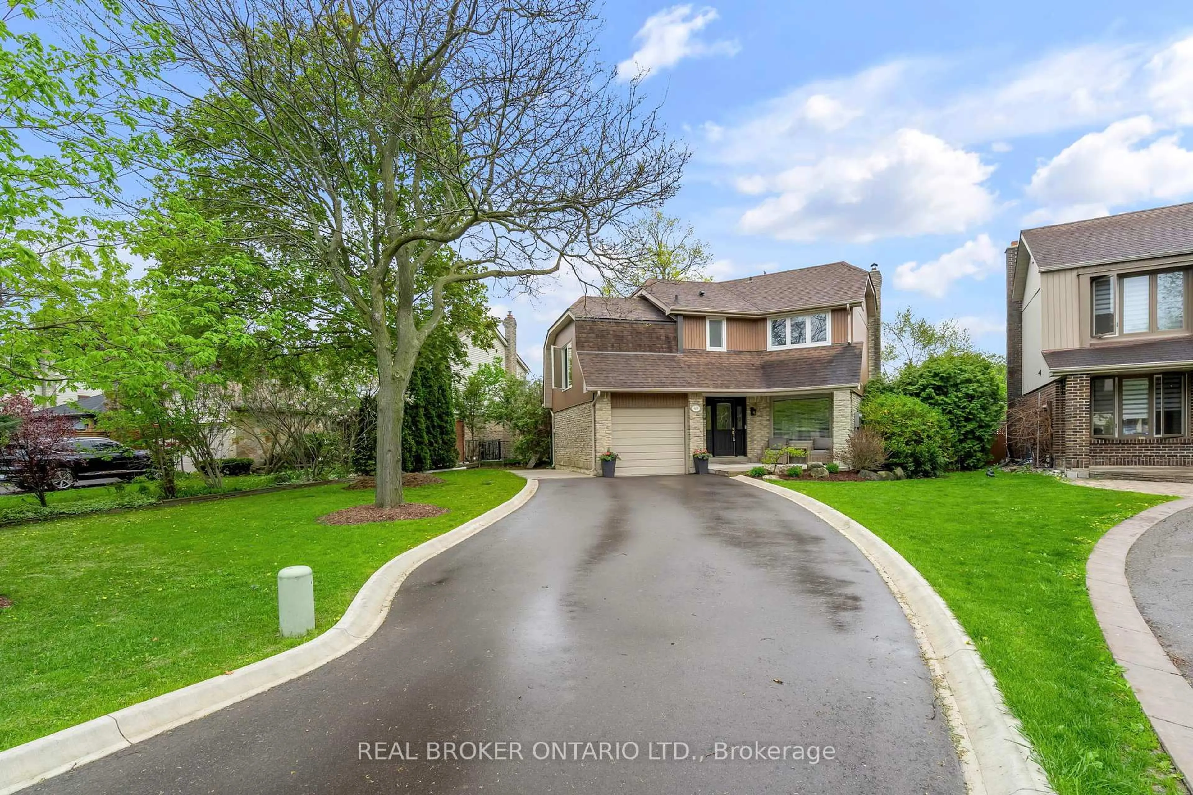 A pic from outside/outdoor area/front of a property/back of a property/a pic from drone, water/lake/river/ocean view for 40 Montcalm Pl, Brampton Ontario L6S 2X6