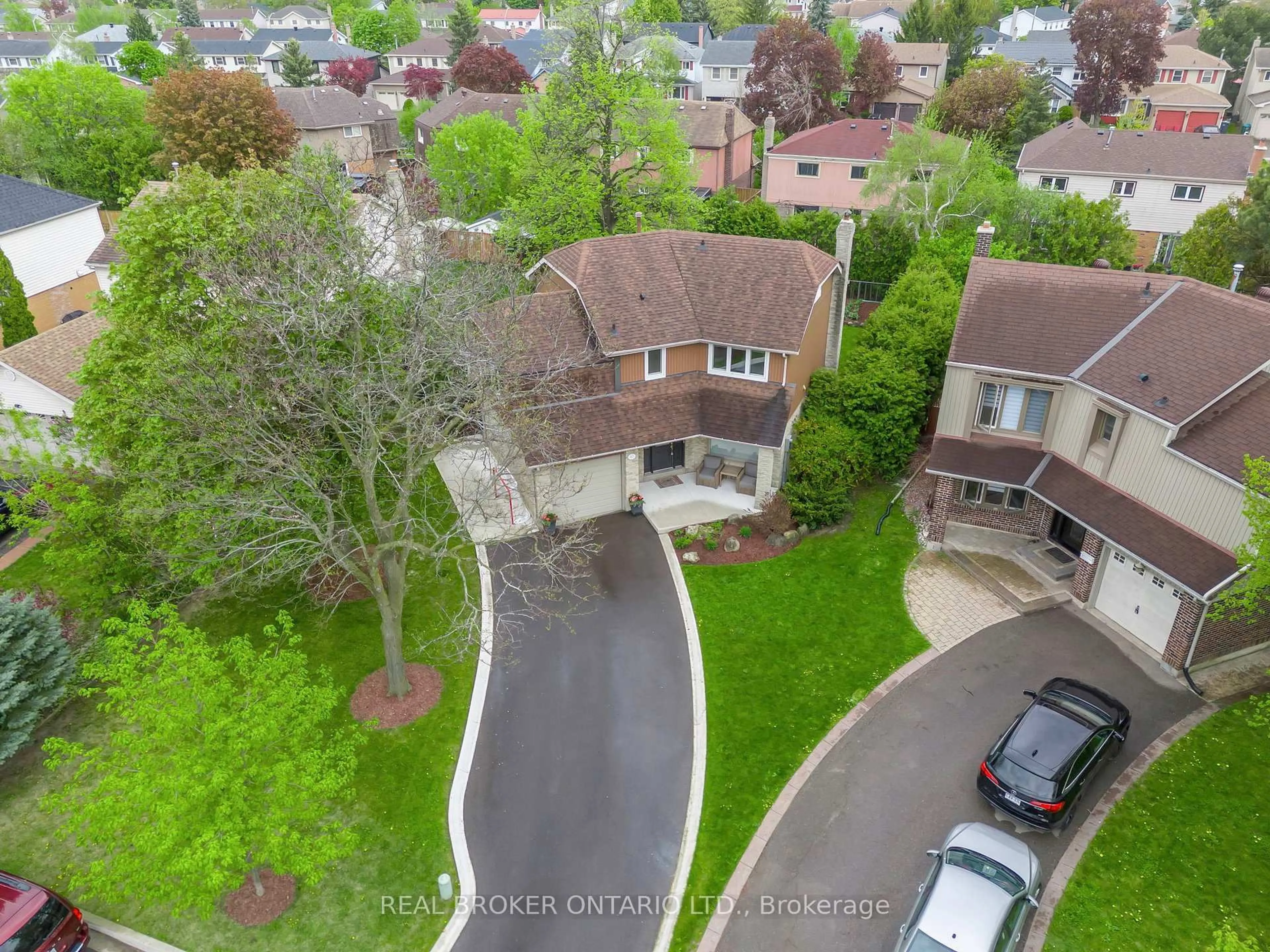 A pic from outside/outdoor area/front of a property/back of a property/a pic from drone, street for 40 Montcalm Pl, Brampton Ontario L6S 2X6