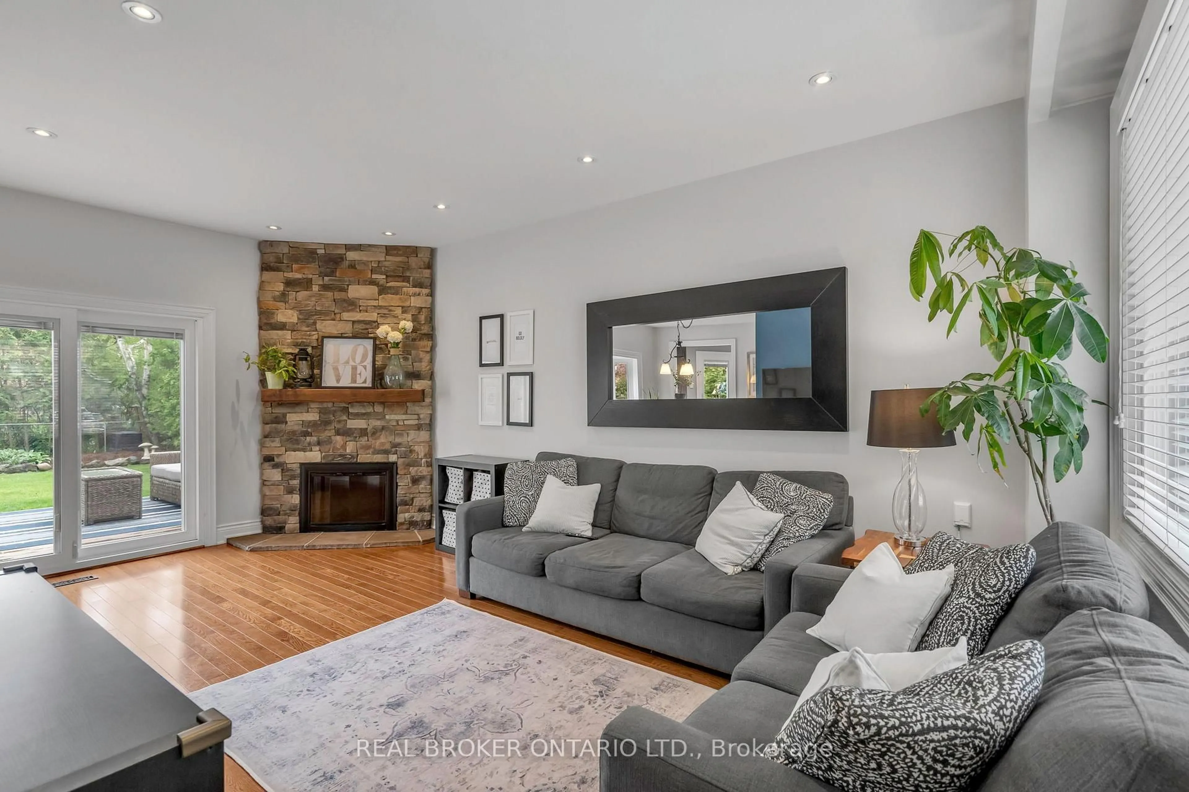 Living room with furniture, unknown for 40 Montcalm Pl, Brampton Ontario L6S 2X6