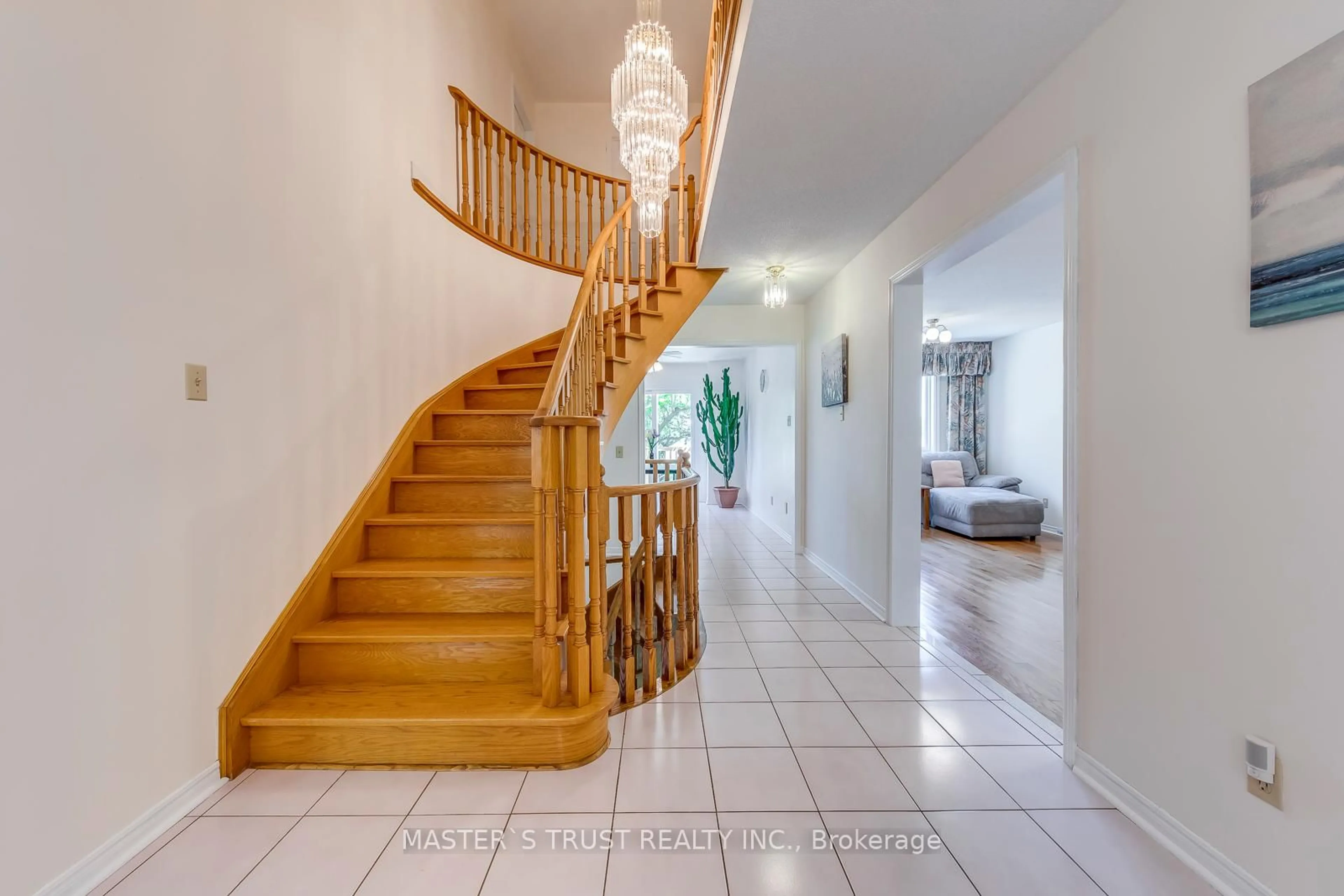 Indoor foyer for 4370 Goldenrod Cres, Mississauga Ontario L5V 1E3