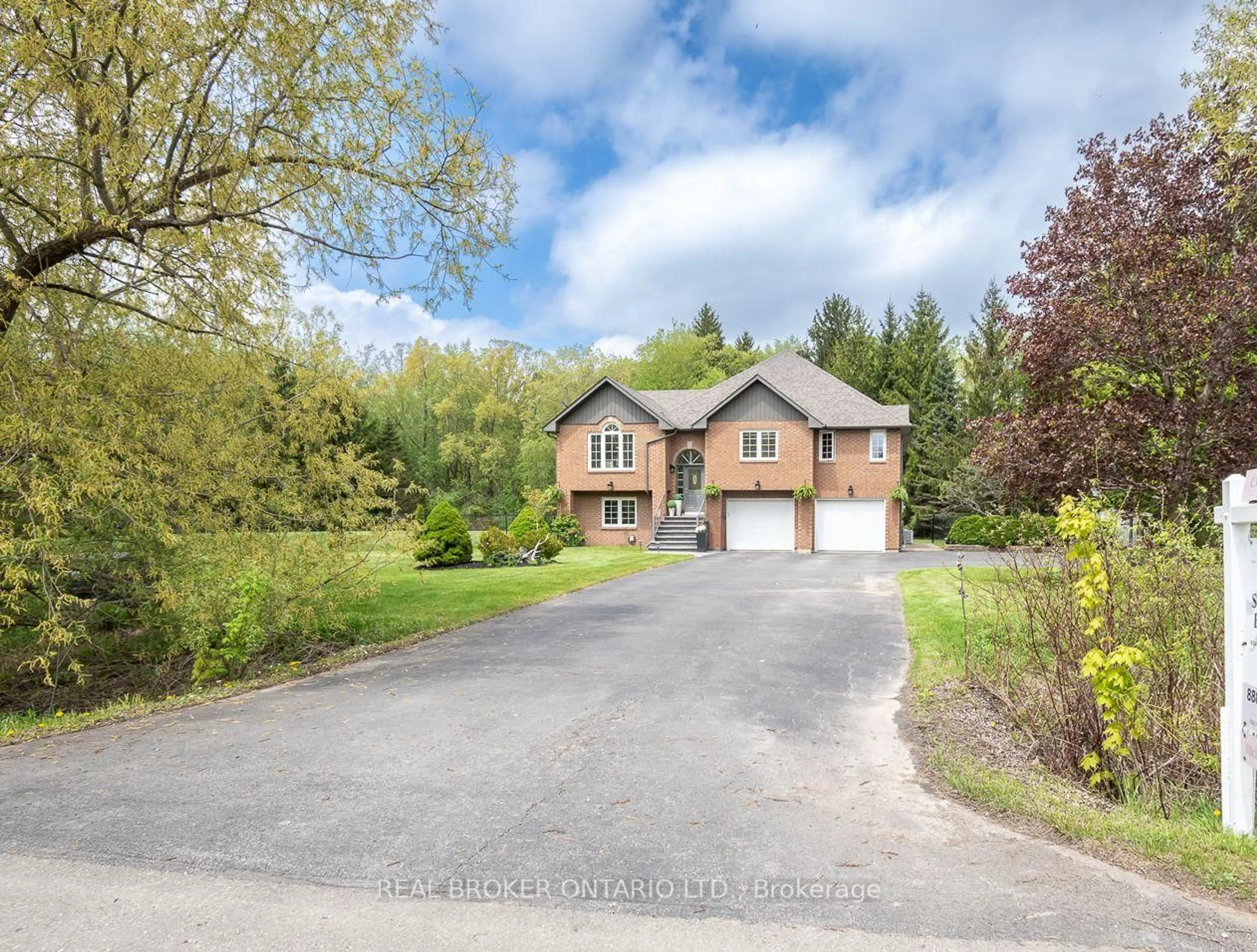 A pic from outside/outdoor area/front of a property/back of a property/a pic from drone, street for 2025 Country Lane Crt, Milton Ontario L0P 1J0
