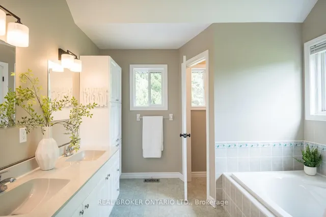 Additional property image - 2025 Country Lane Crt