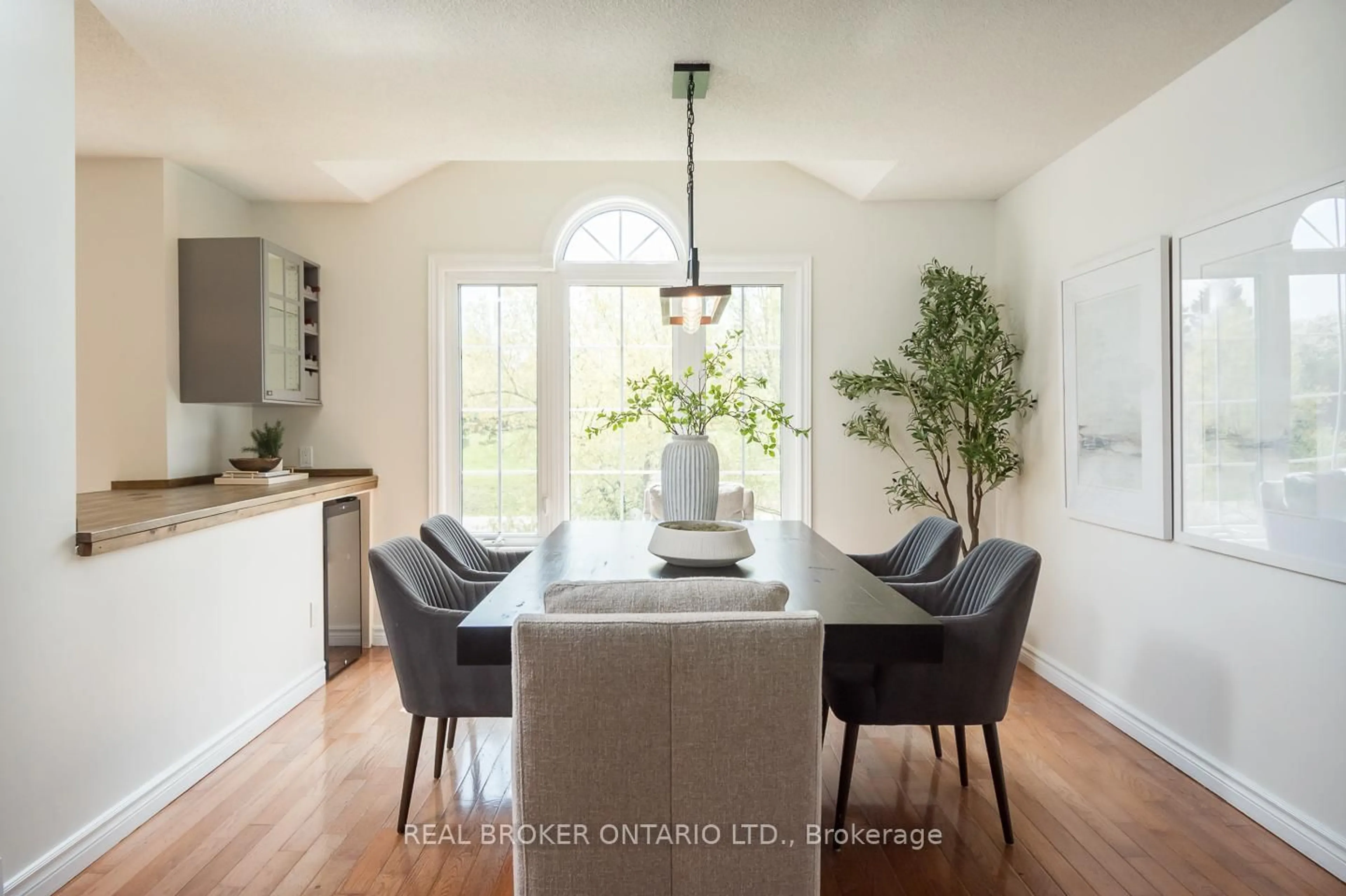 Dining room, unknown for 2025 Country Lane Crt, Milton Ontario L0P 1J0