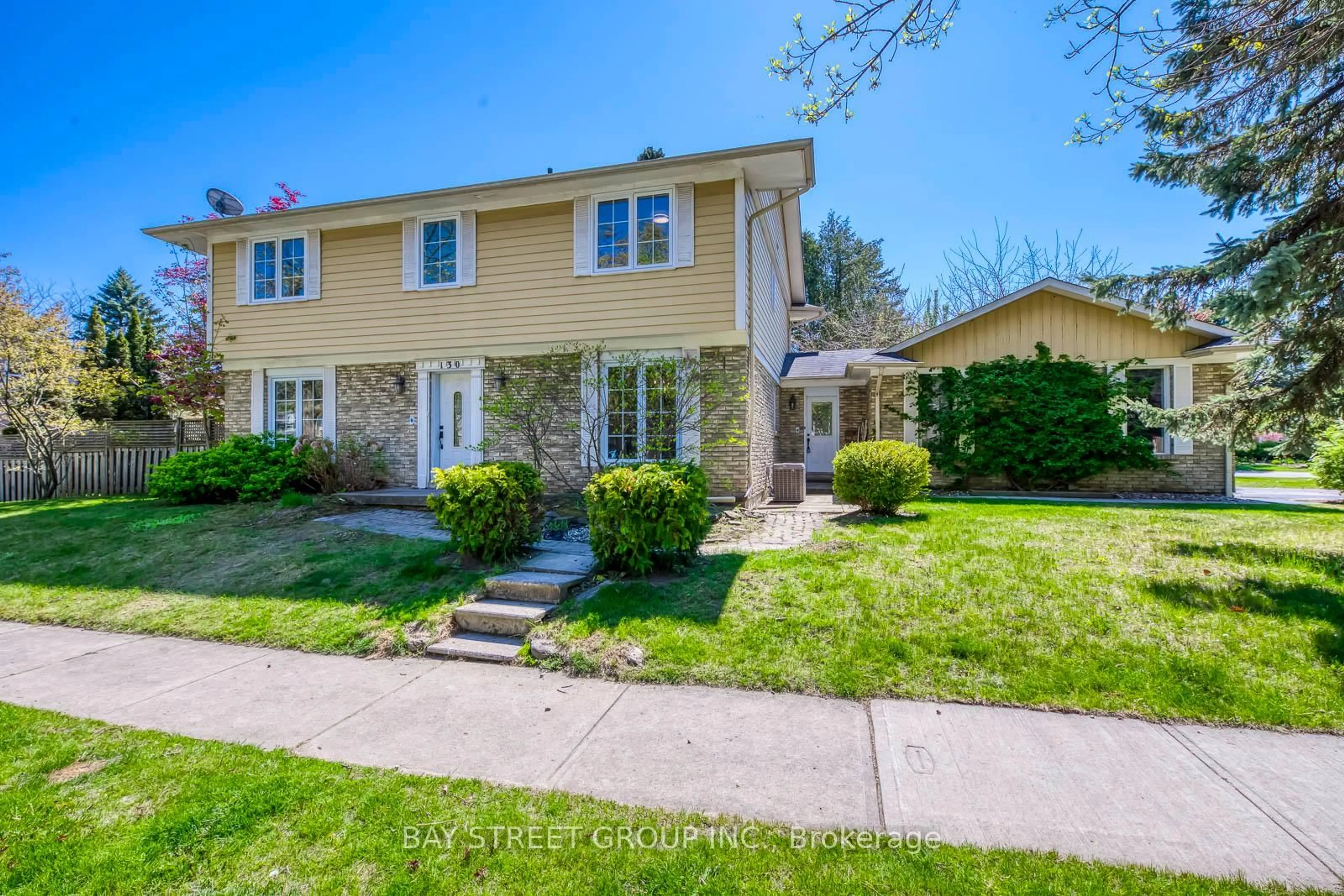 A pic from outside/outdoor area/front of a property/back of a property/a pic from drone, street for 130 All Saints Cres, Oakville Ontario L6J 5Y7