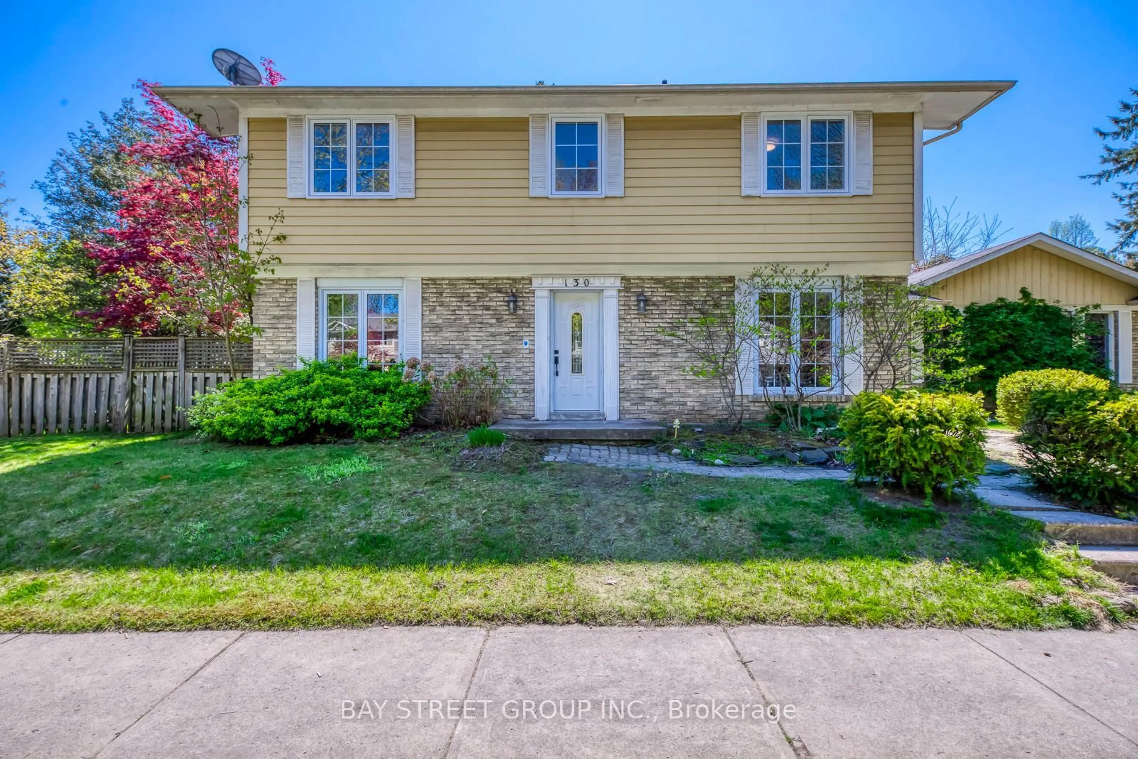 A pic from outside/outdoor area/front of a property/back of a property/a pic from drone, street for 130 All Saints Cres, Oakville Ontario L6J 5Y7