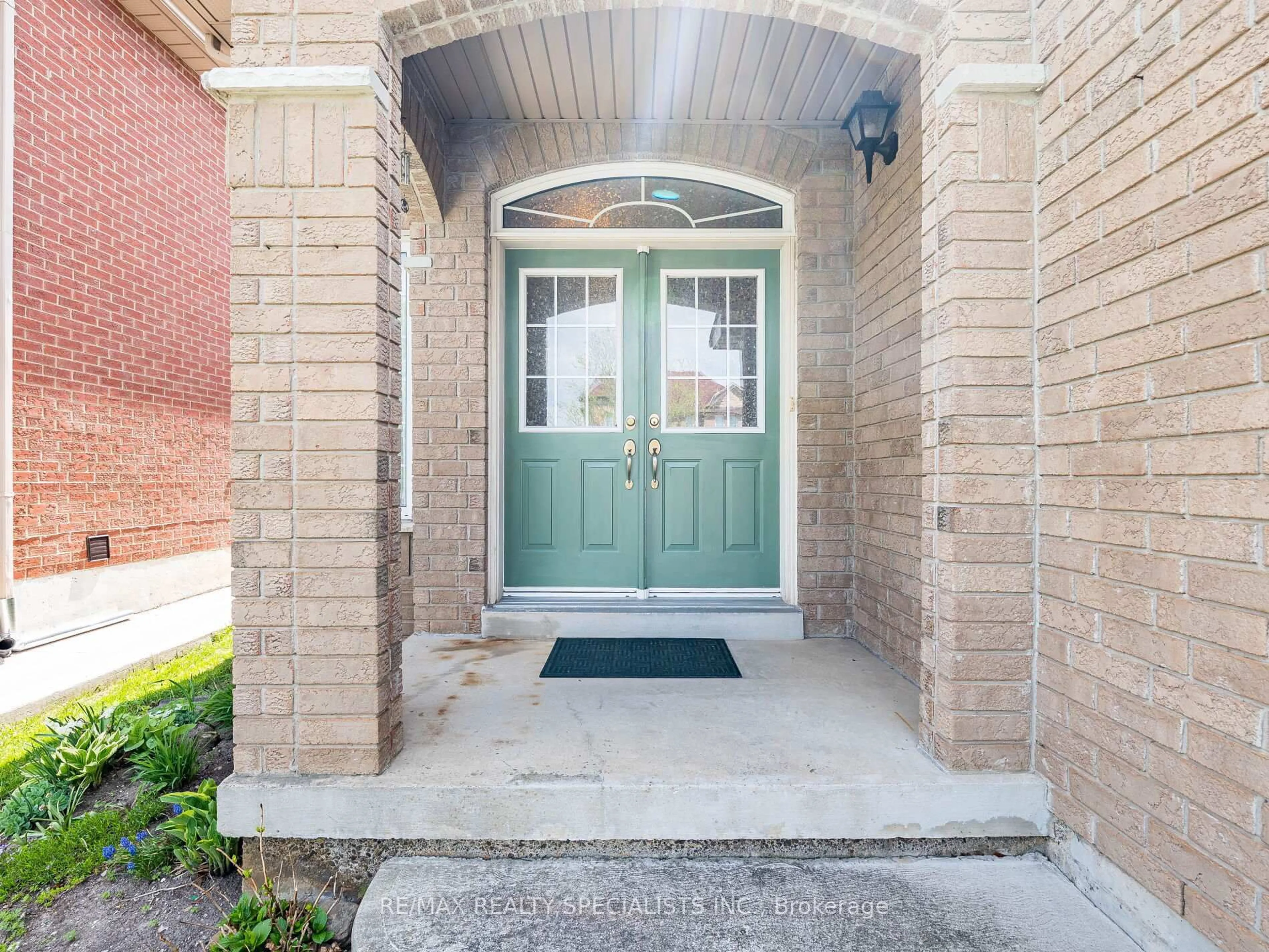 Indoor entryway for 175 Fairhill Ave, Brampton Ontario L7A 2J2
