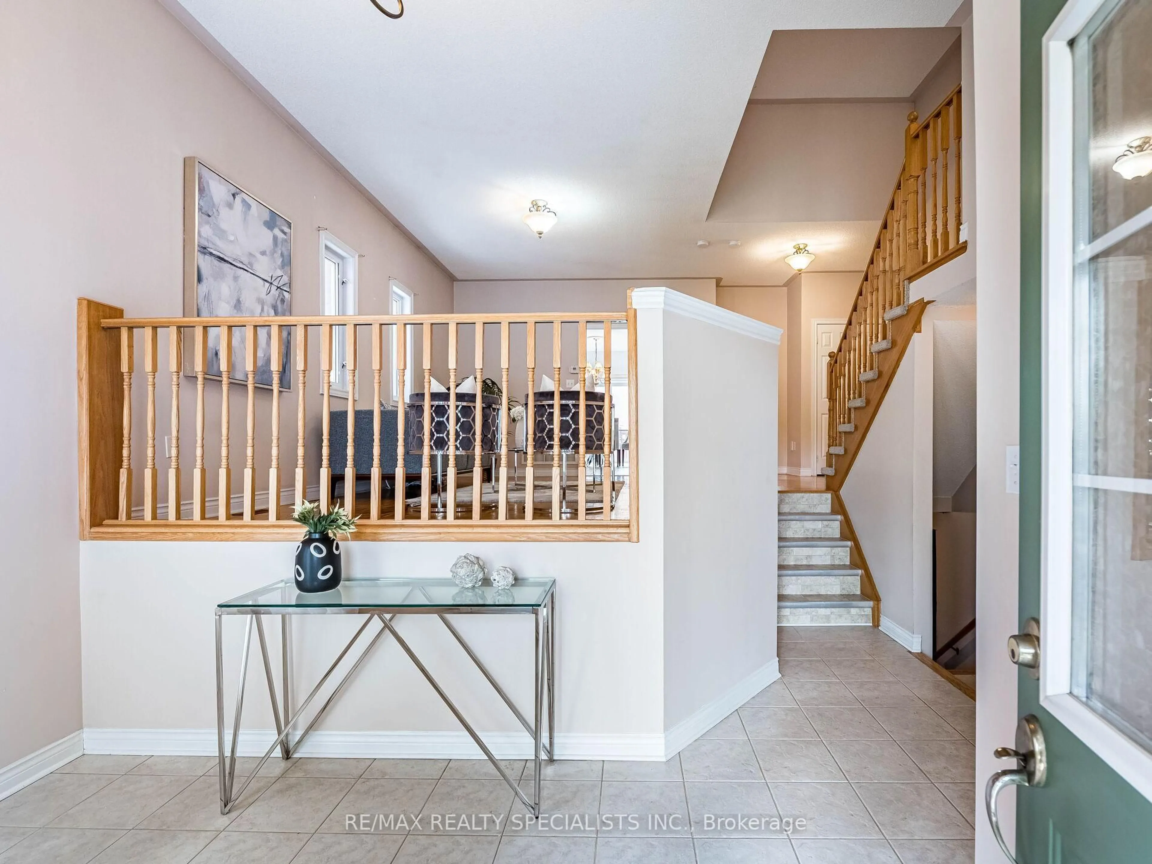 Indoor entryway for 175 Fairhill Ave, Brampton Ontario L7A 2J2