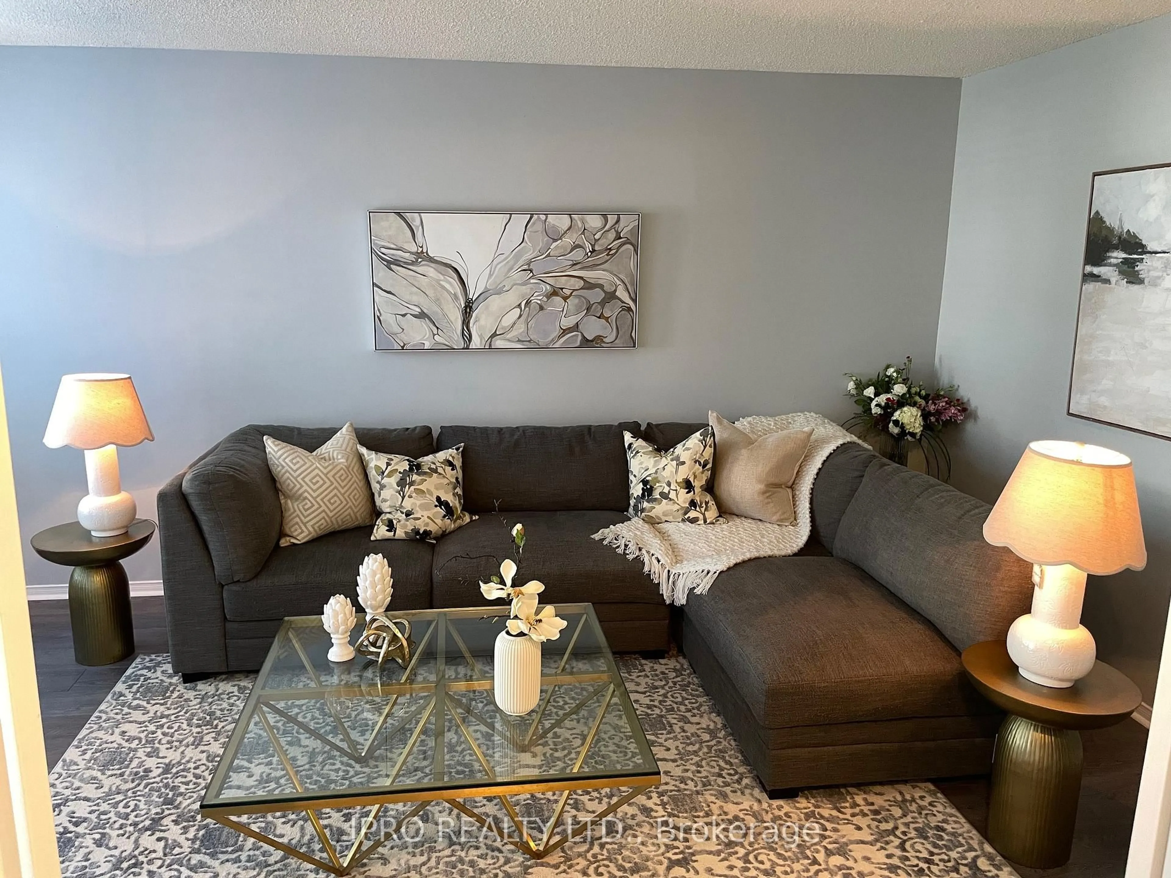 Living room with furniture, unknown for 6070 Prairie Circ, Mississauga Ontario L5N 5Z5