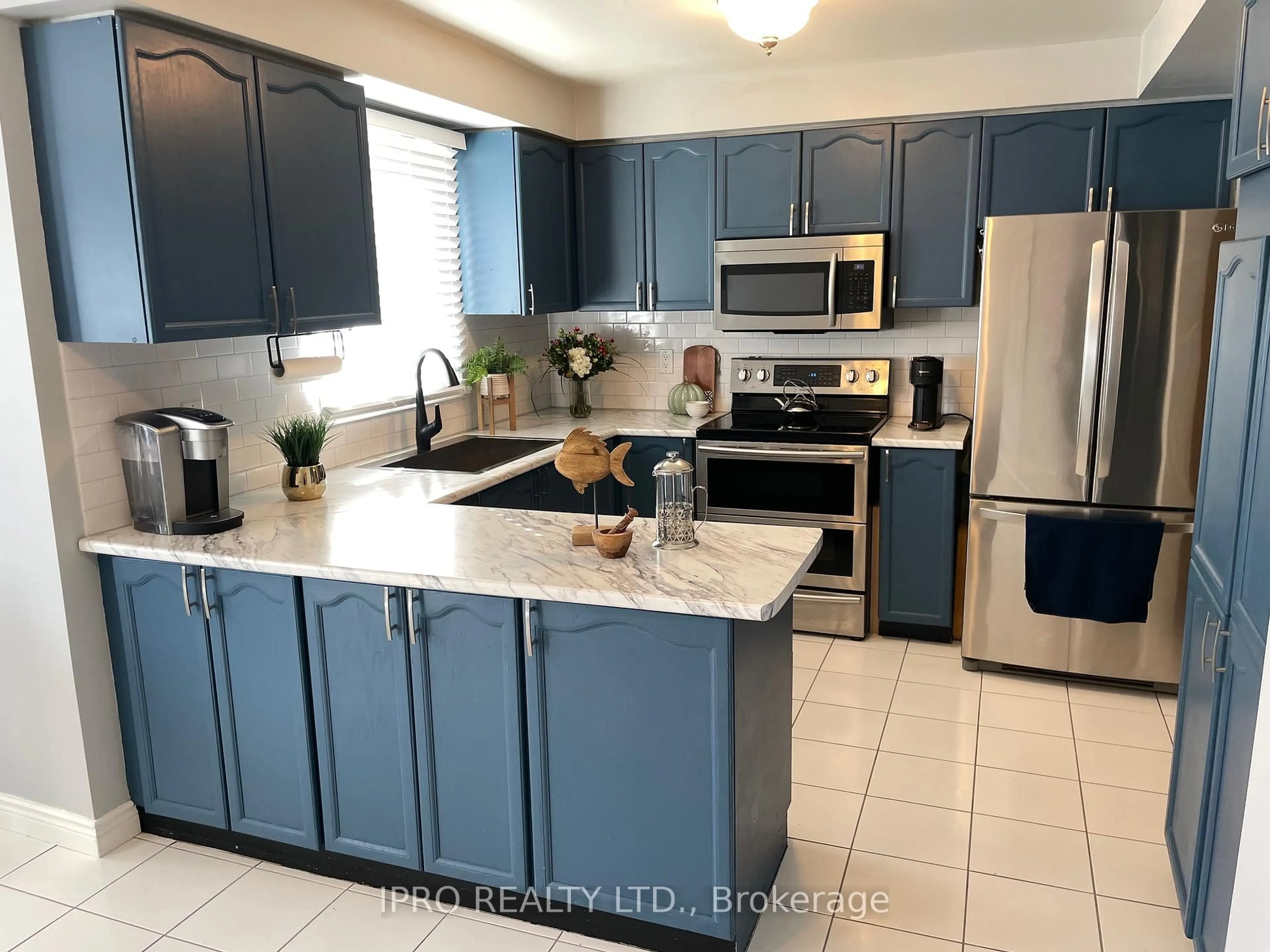 Open concept kitchen, ceramic/tile floor for 6070 Prairie Circ, Mississauga Ontario L5N 5Z5