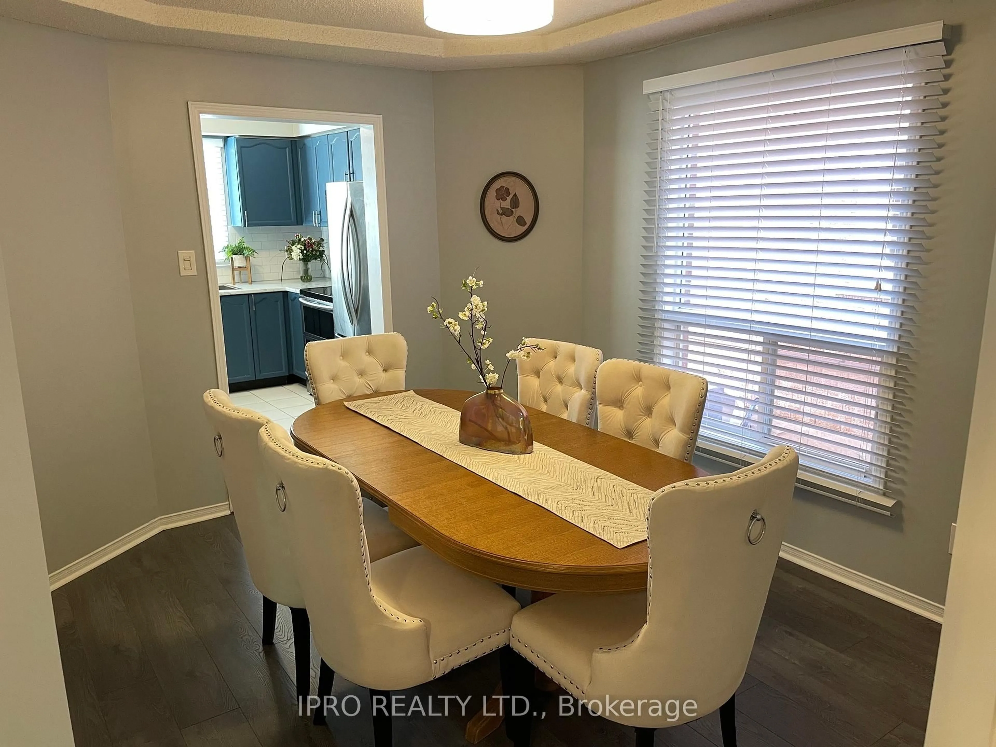 Dining room, wood/laminate floor for 6070 Prairie Circ, Mississauga Ontario L5N 5Z5