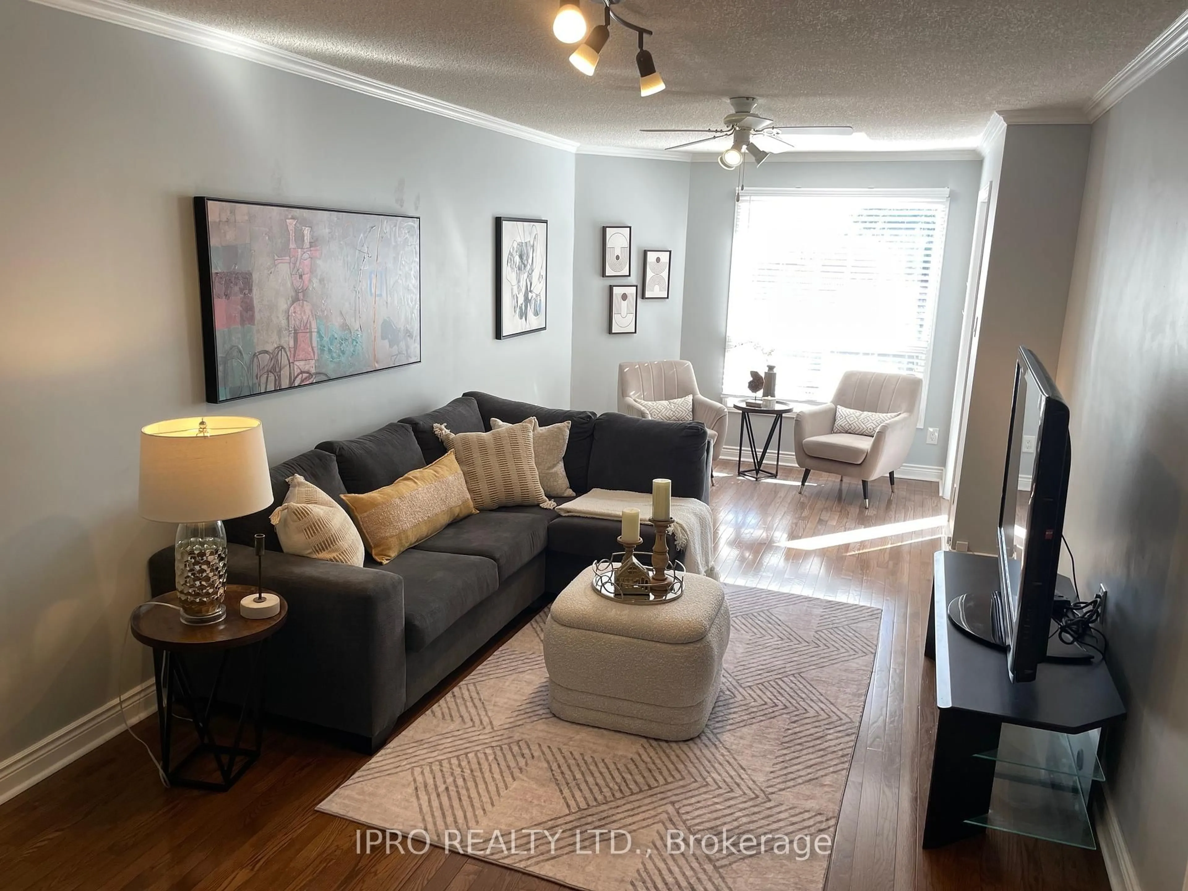 Living room with furniture, wood/laminate floor for 6070 Prairie Circ, Mississauga Ontario L5N 5Z5