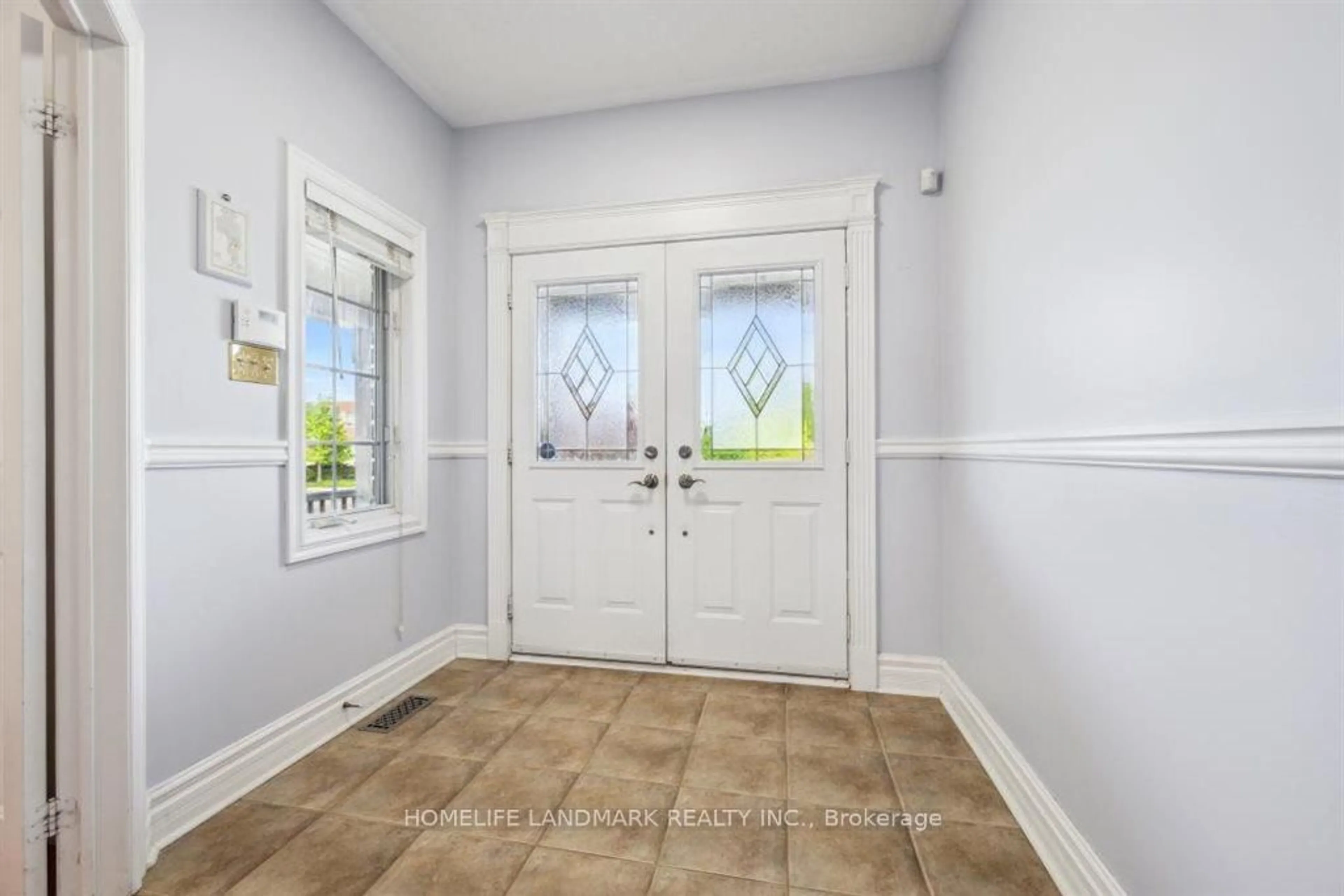 Indoor entryway for 3294 Artesian Dr, Mississauga Ontario L5M 7J8