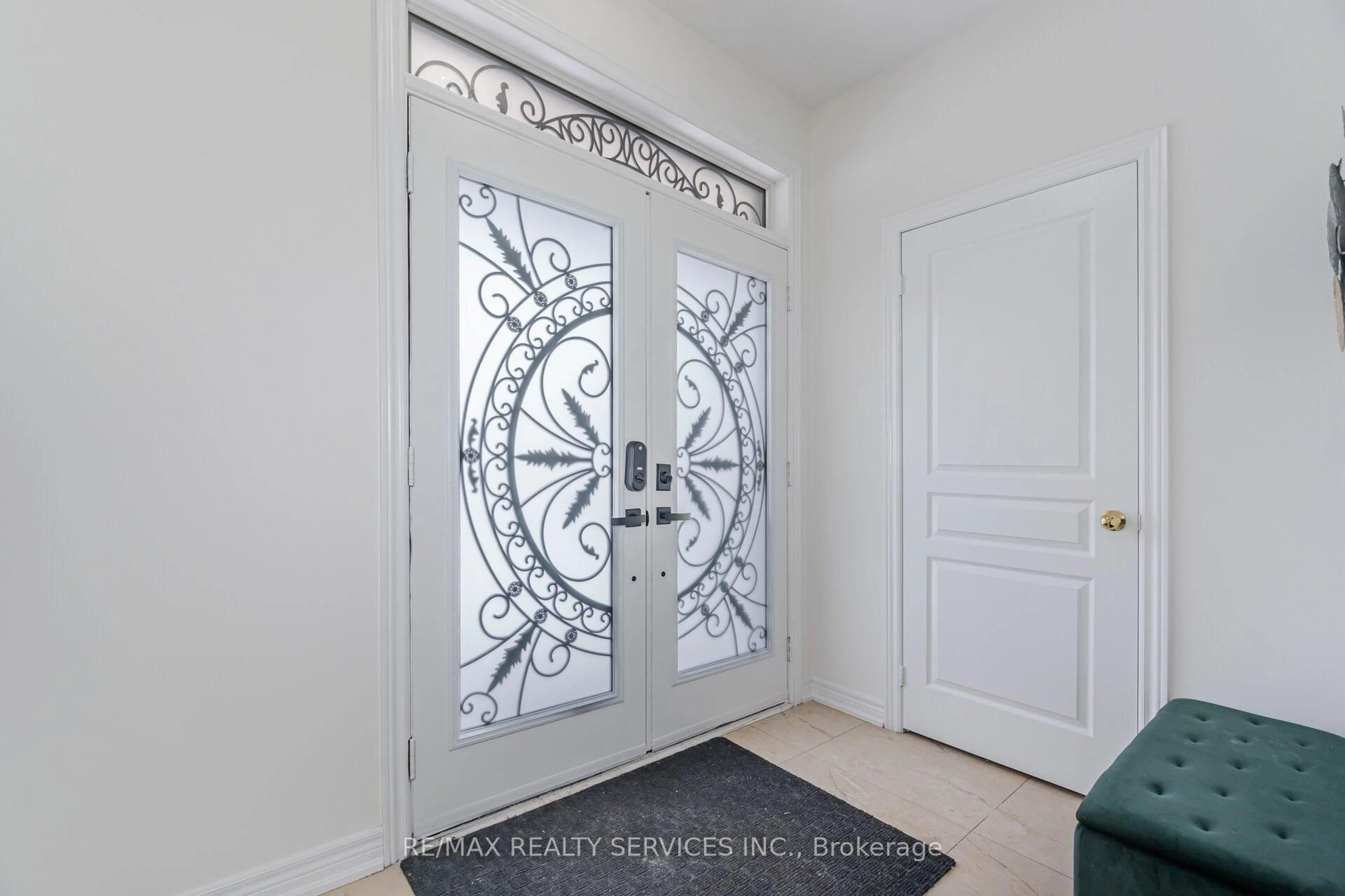 Indoor entryway for 71 Vanderpool Cres, Brampton Ontario L6P 3W2