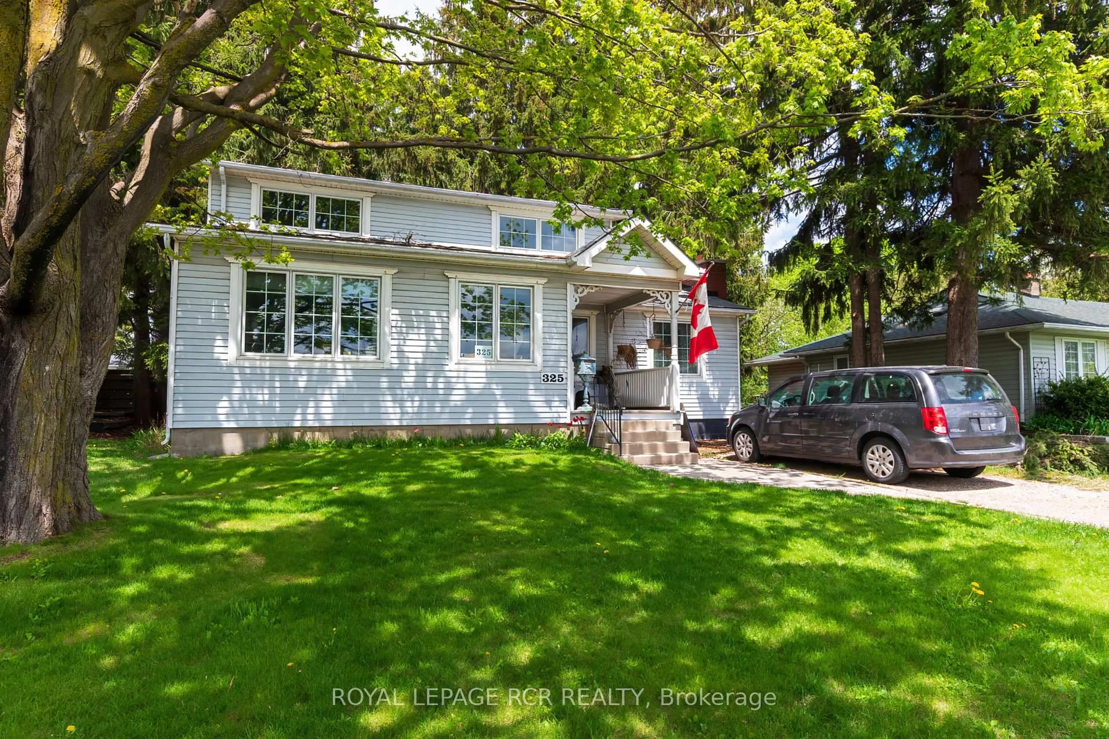 Home with vinyl exterior material, street for 325 Broadway N/A, Orangeville Ontario L9W 1L4