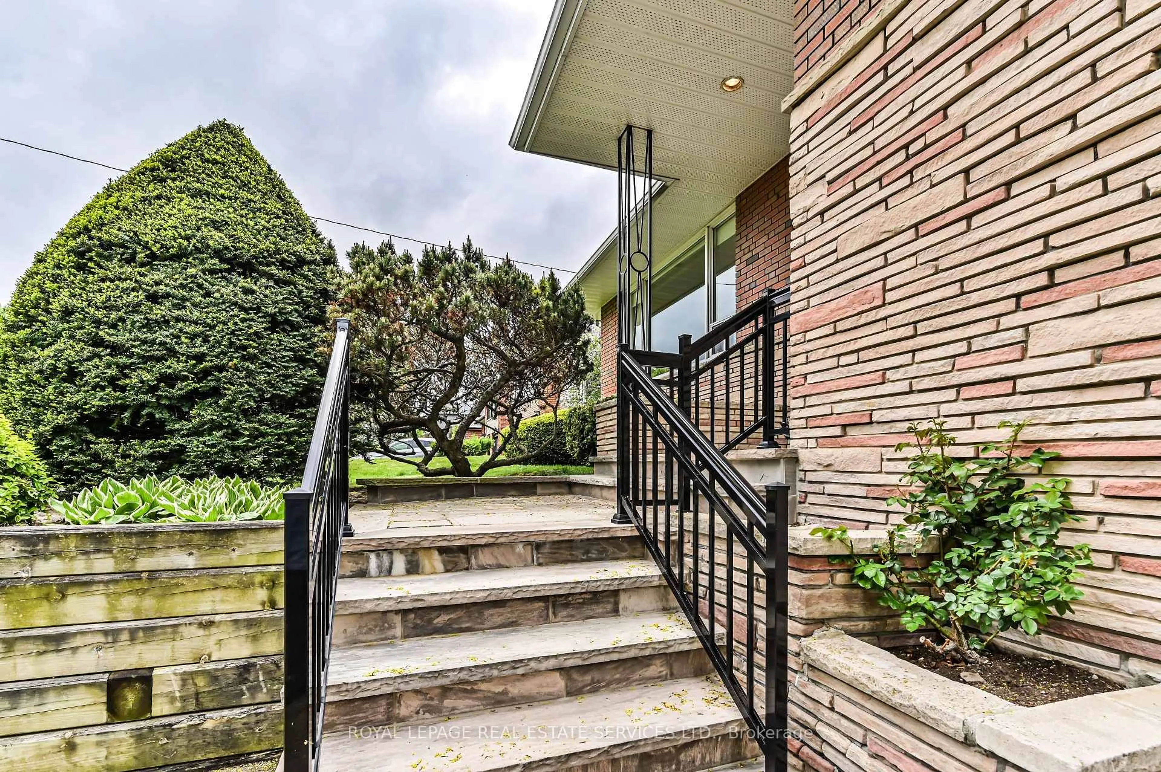 Unknown for 20 Munhall Rd, Toronto Ontario M9P 1P9