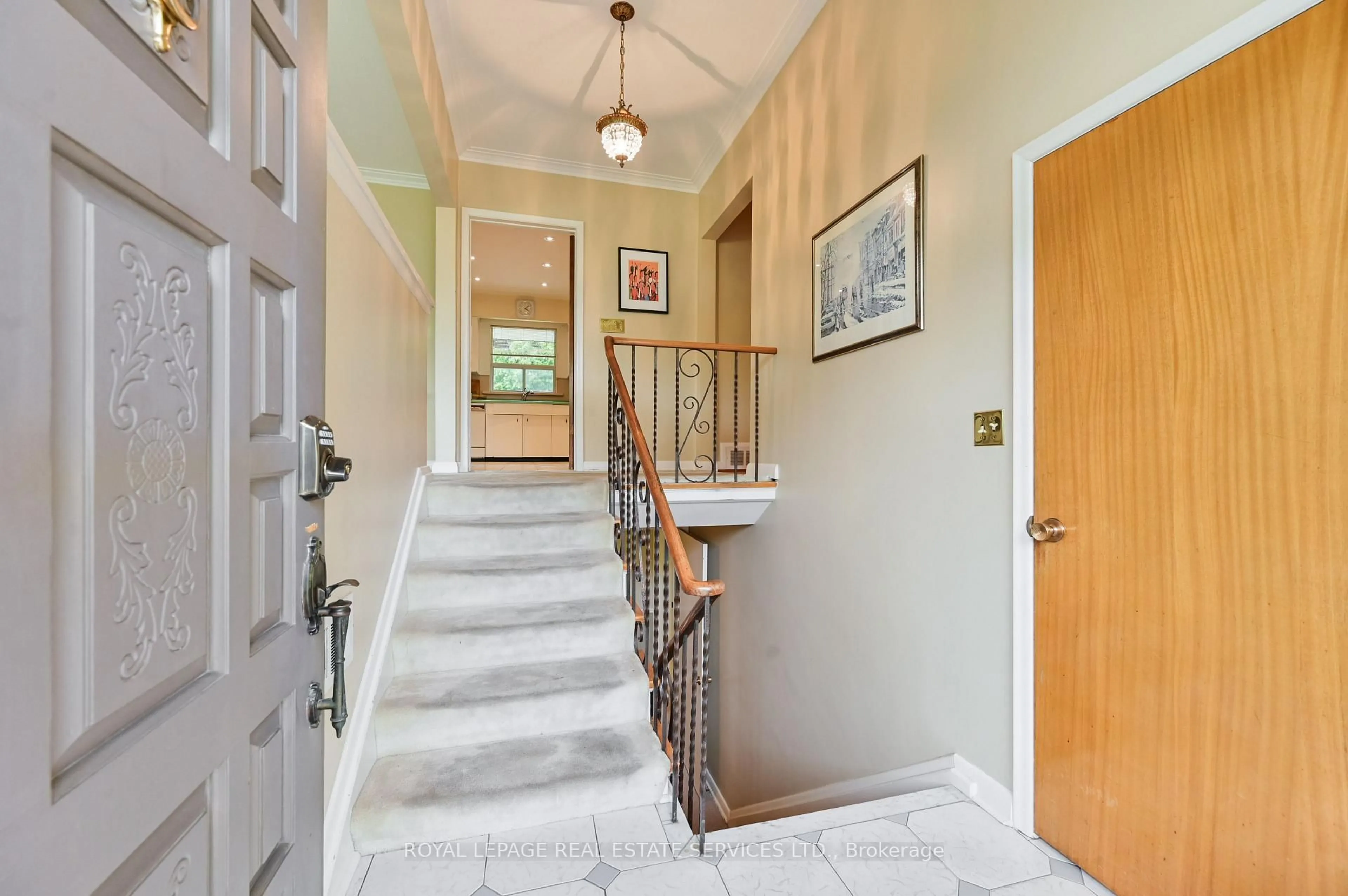 Indoor foyer for 20 Munhall Rd, Toronto Ontario M9P 1P9
