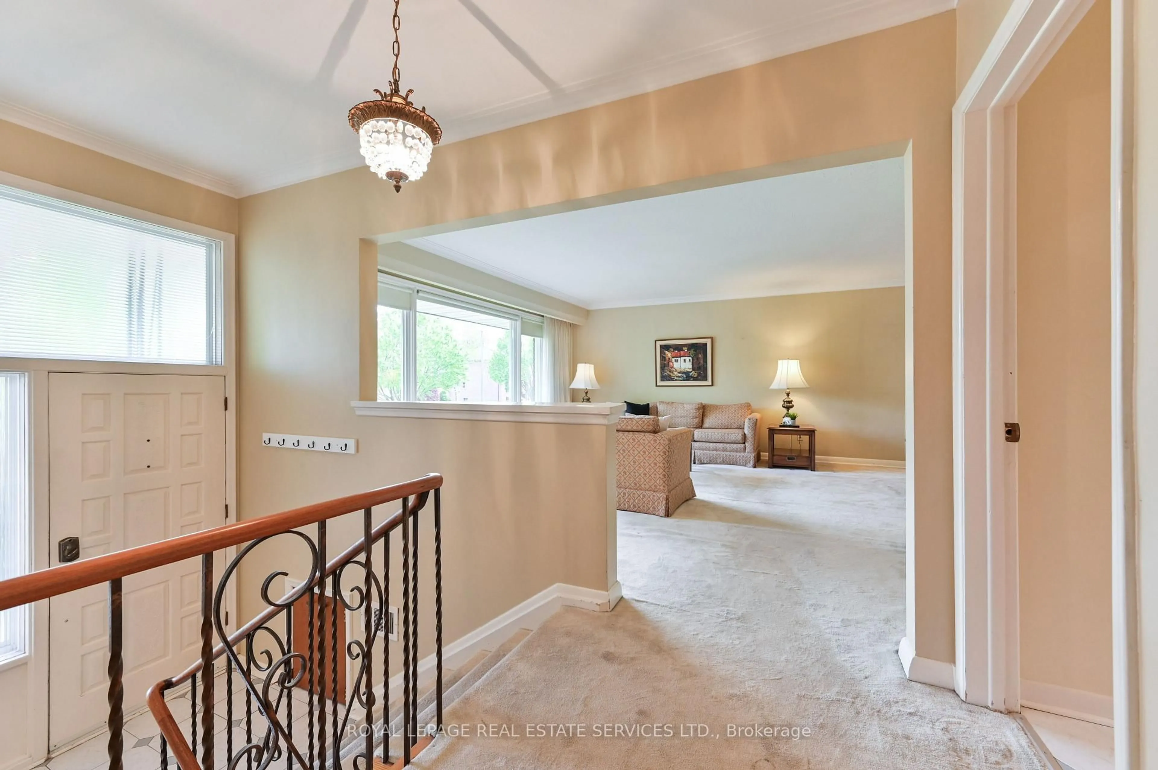 Indoor foyer for 20 Munhall Rd, Toronto Ontario M9P 1P9
