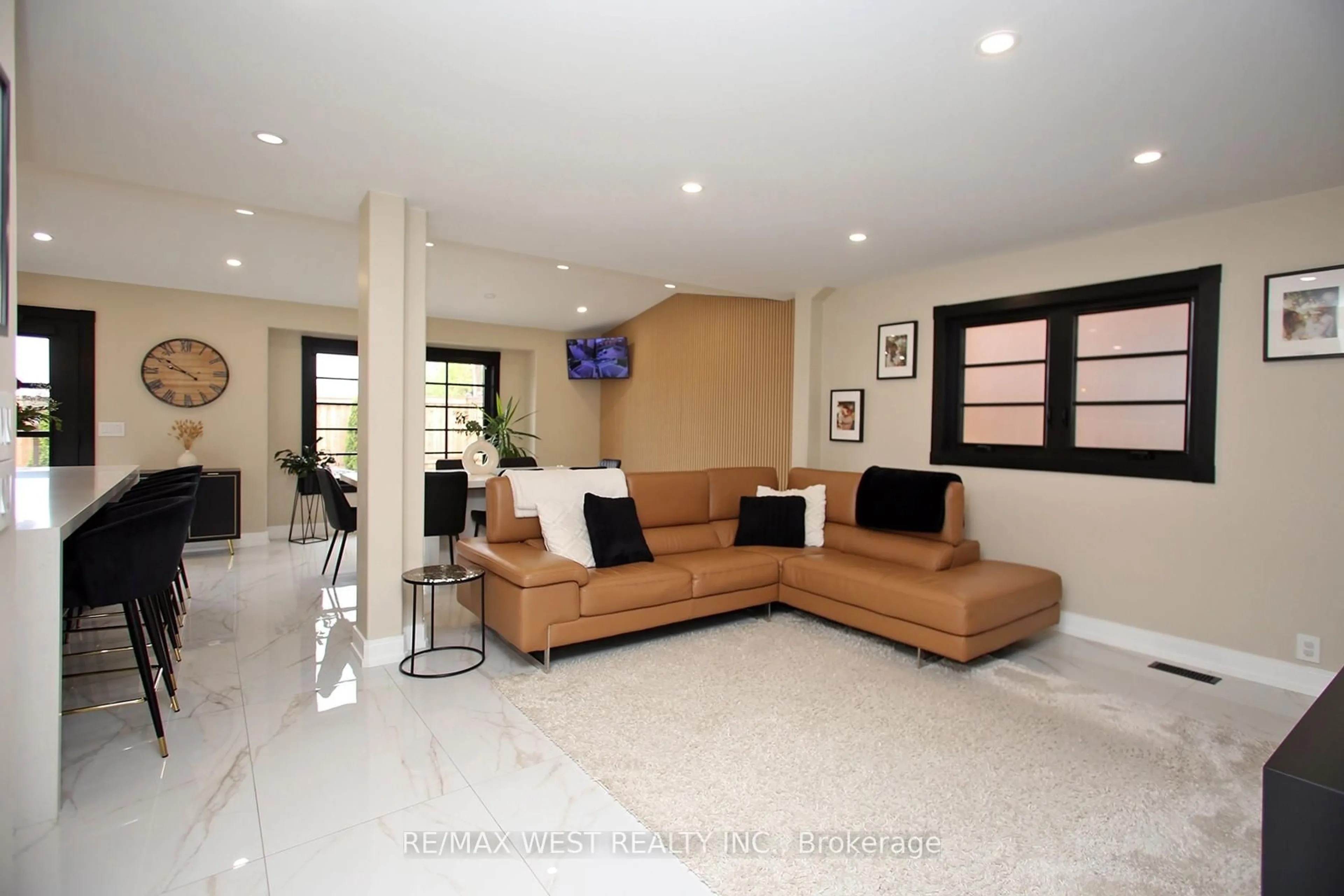 Living room with furniture, ceramic/tile floor for 4 Gray Park Dr, Caledon Ontario L7E 2N3