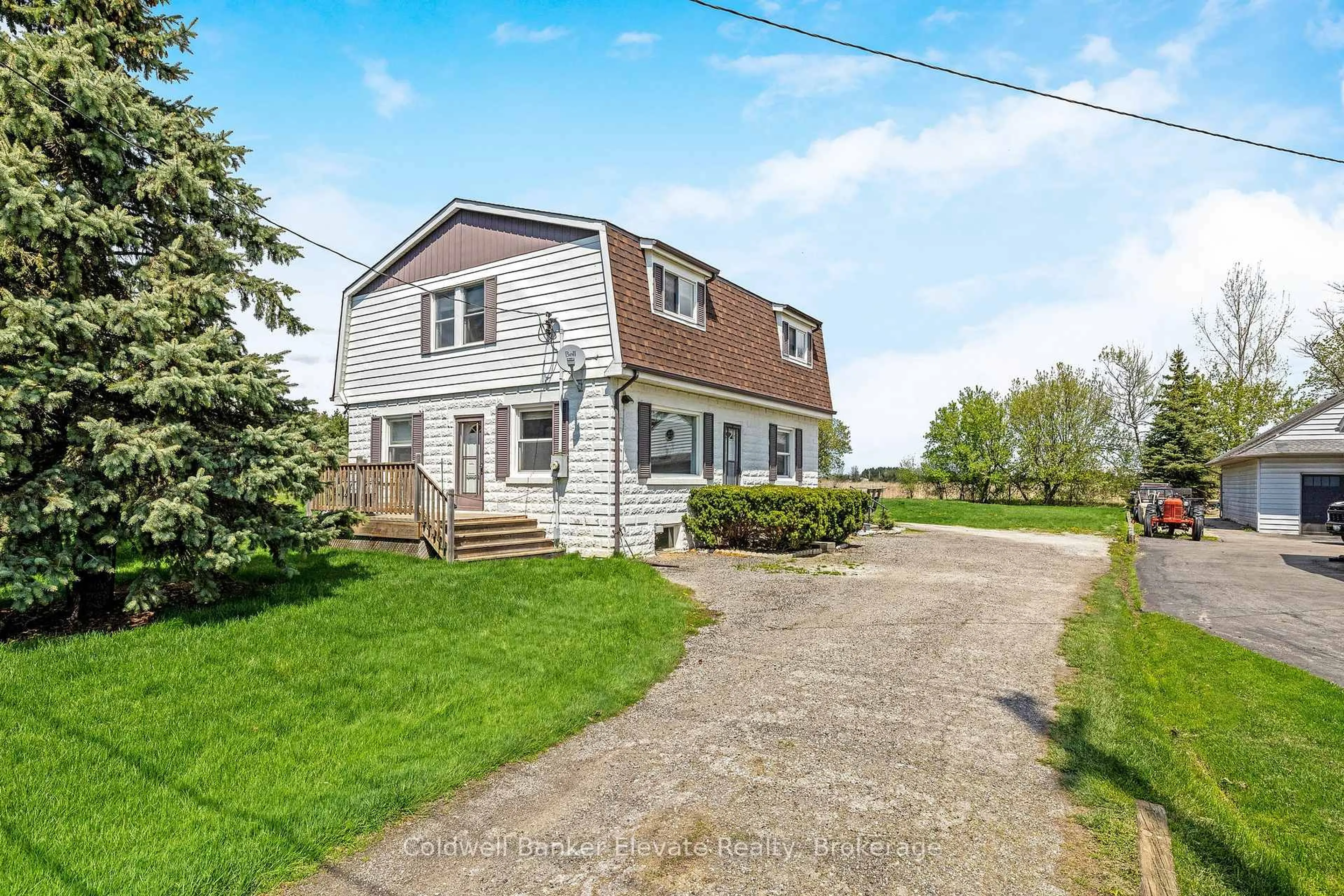 A pic from outside/outdoor area/front of a property/back of a property/a pic from drone, street for 8129 Hornby Rd, Halton Hills Ontario L0P 1E0