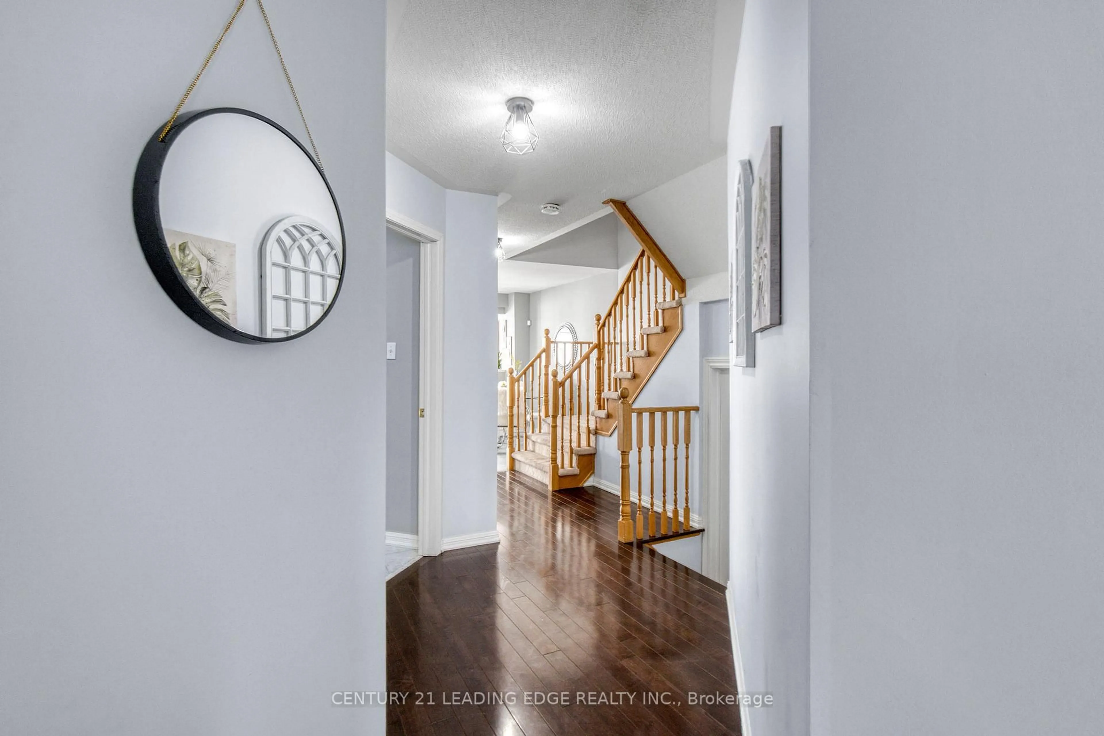 Indoor entryway for 192 Sherwood Rd, Milton Ontario L9T 6B8