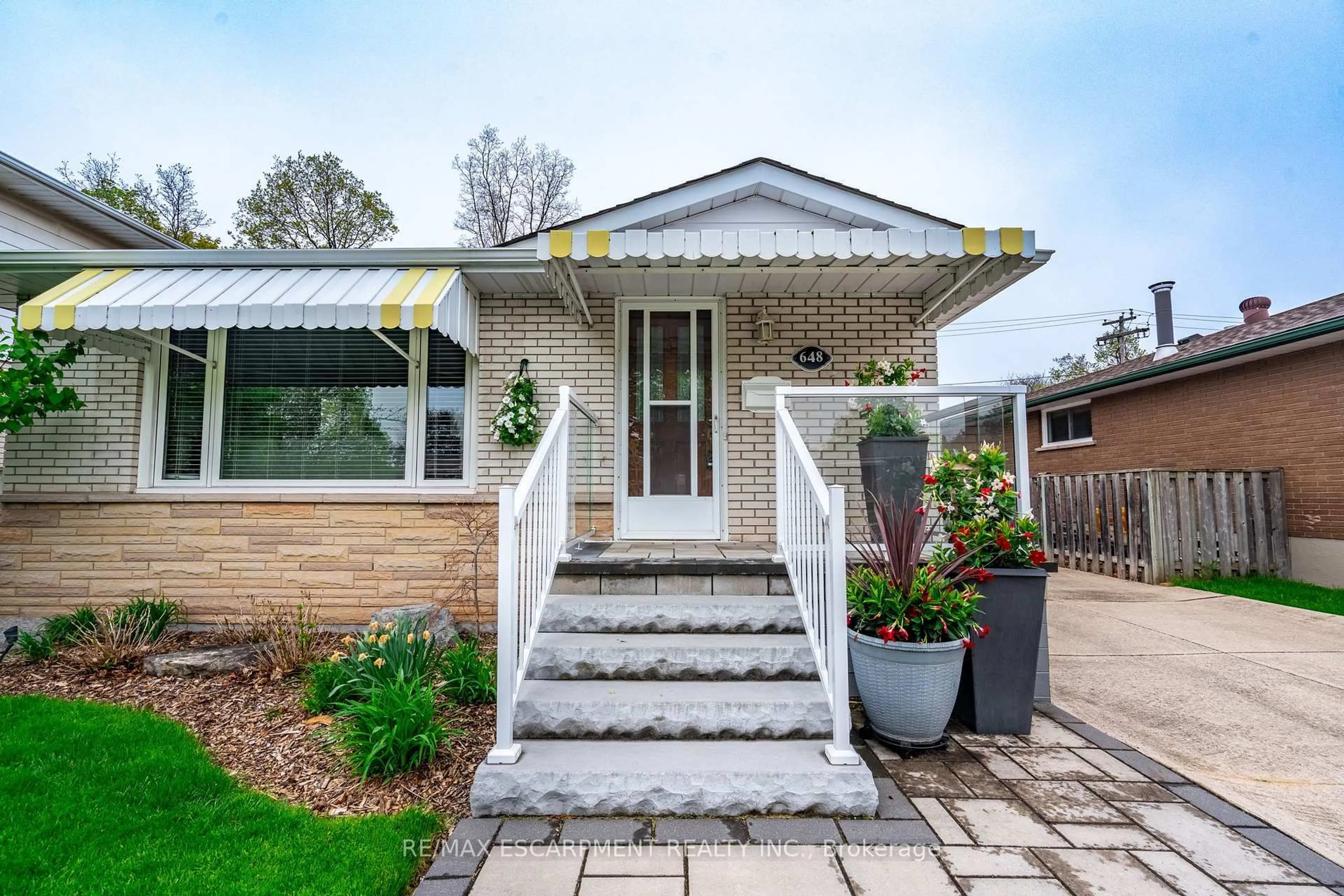 Home with brick exterior material, street for 648 Thornwood Ave, Burlington Ontario L7N 3B8