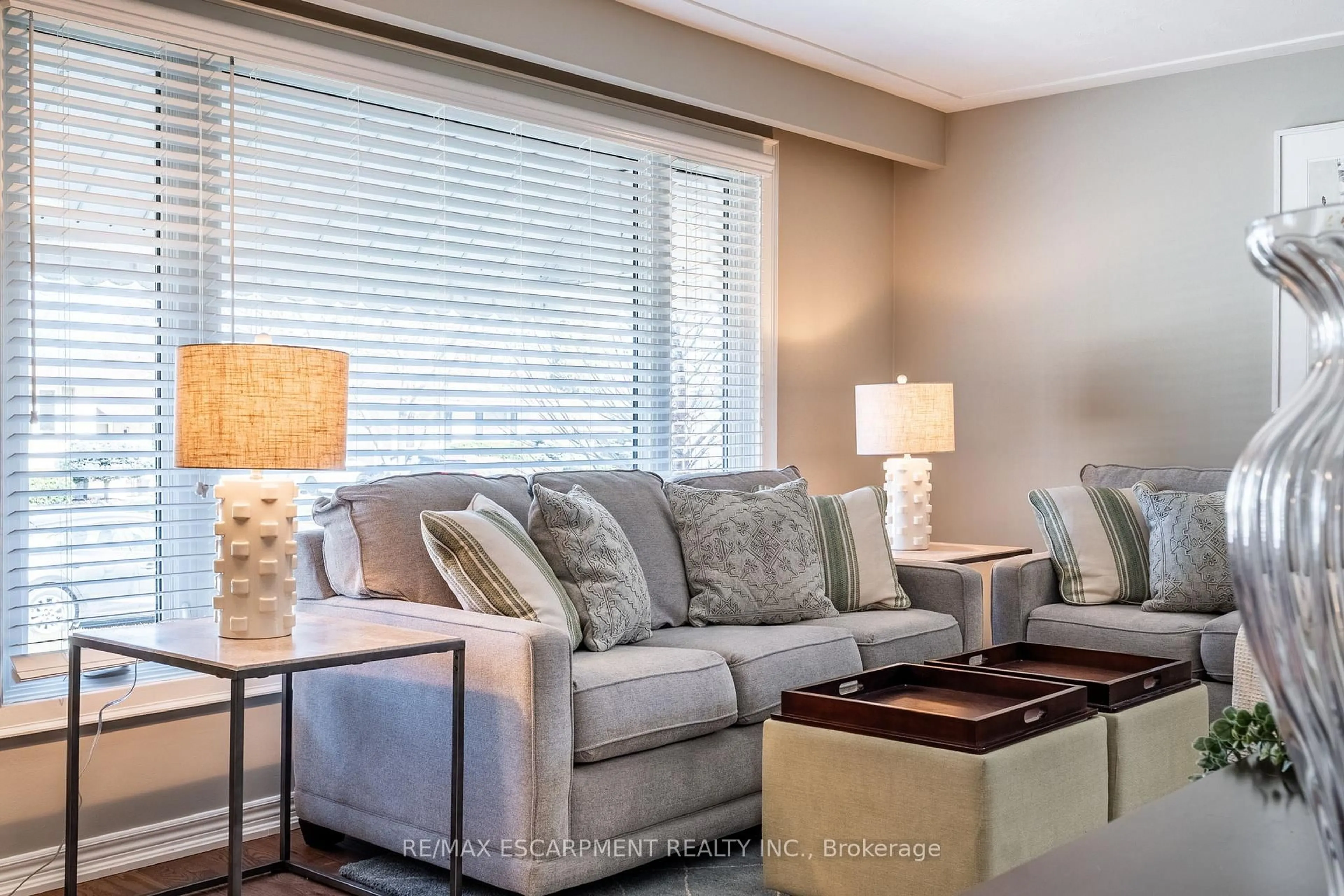 Living room with furniture, unknown for 648 Thornwood Ave, Burlington Ontario L7N 3B8