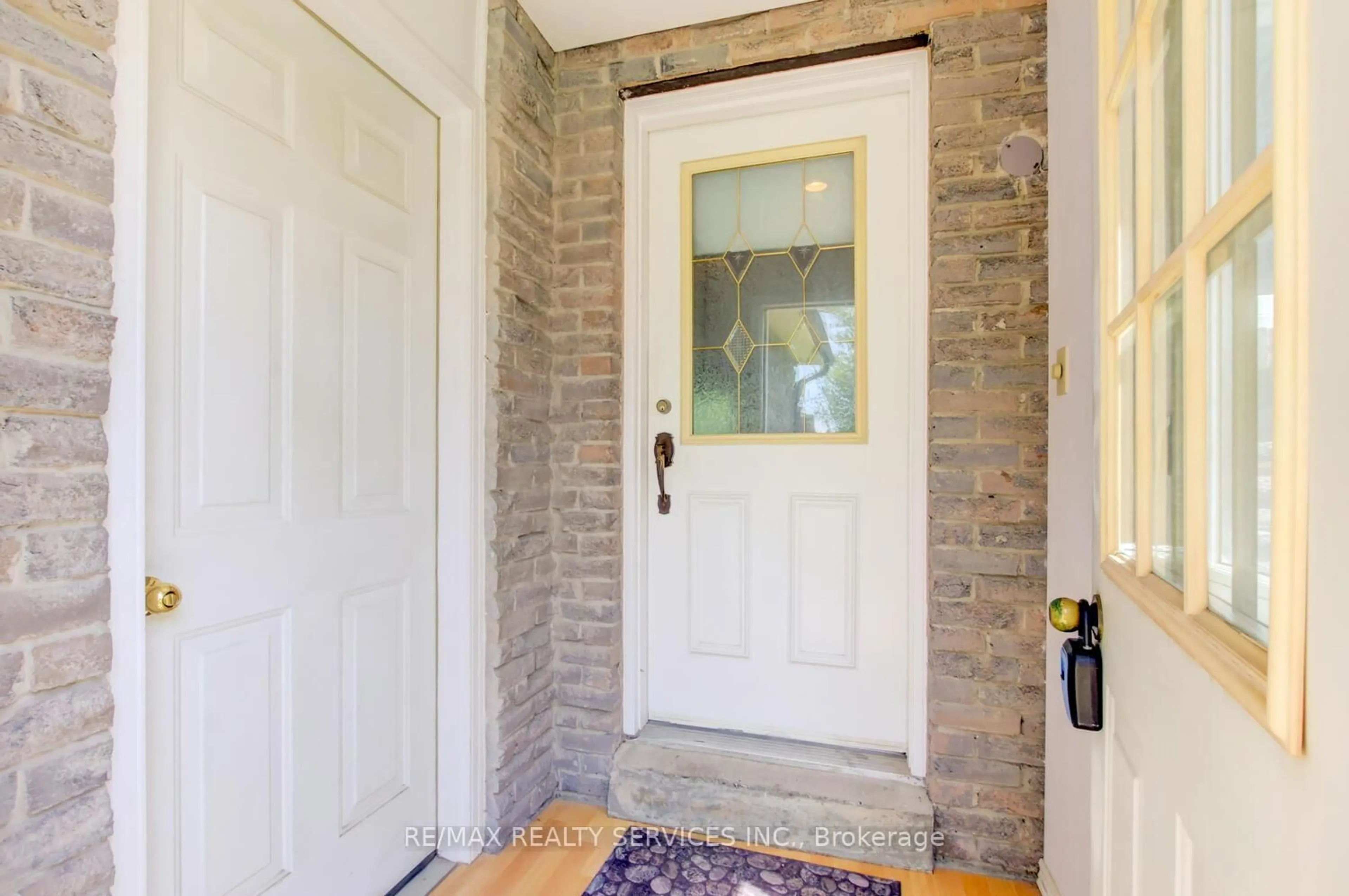 Indoor entryway for 6 Wesmorland Ave, Brampton Ontario L6Z 1E7