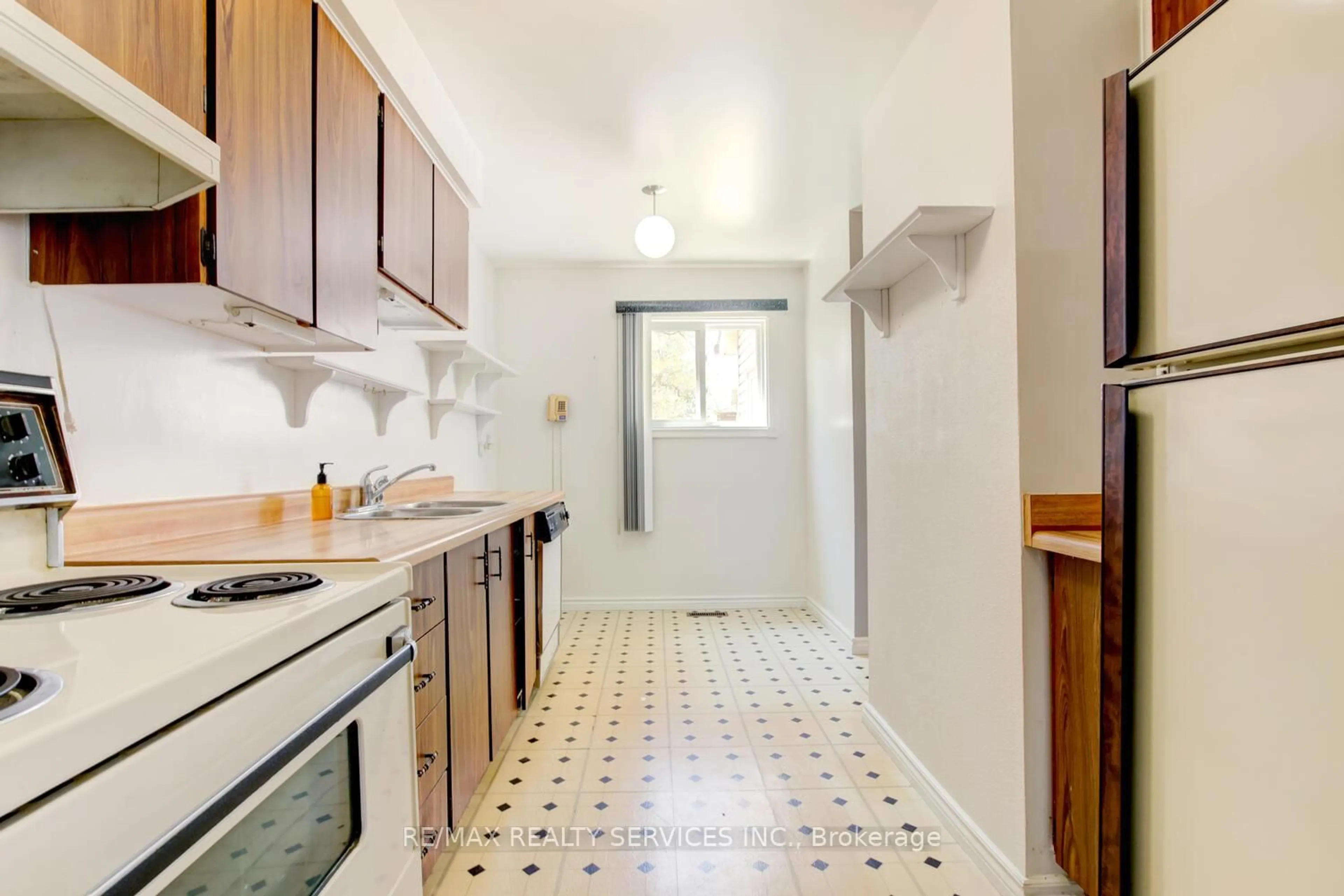 Standard kitchen, ceramic/tile floor for 6 Wesmorland Ave, Brampton Ontario L6Z 1E7