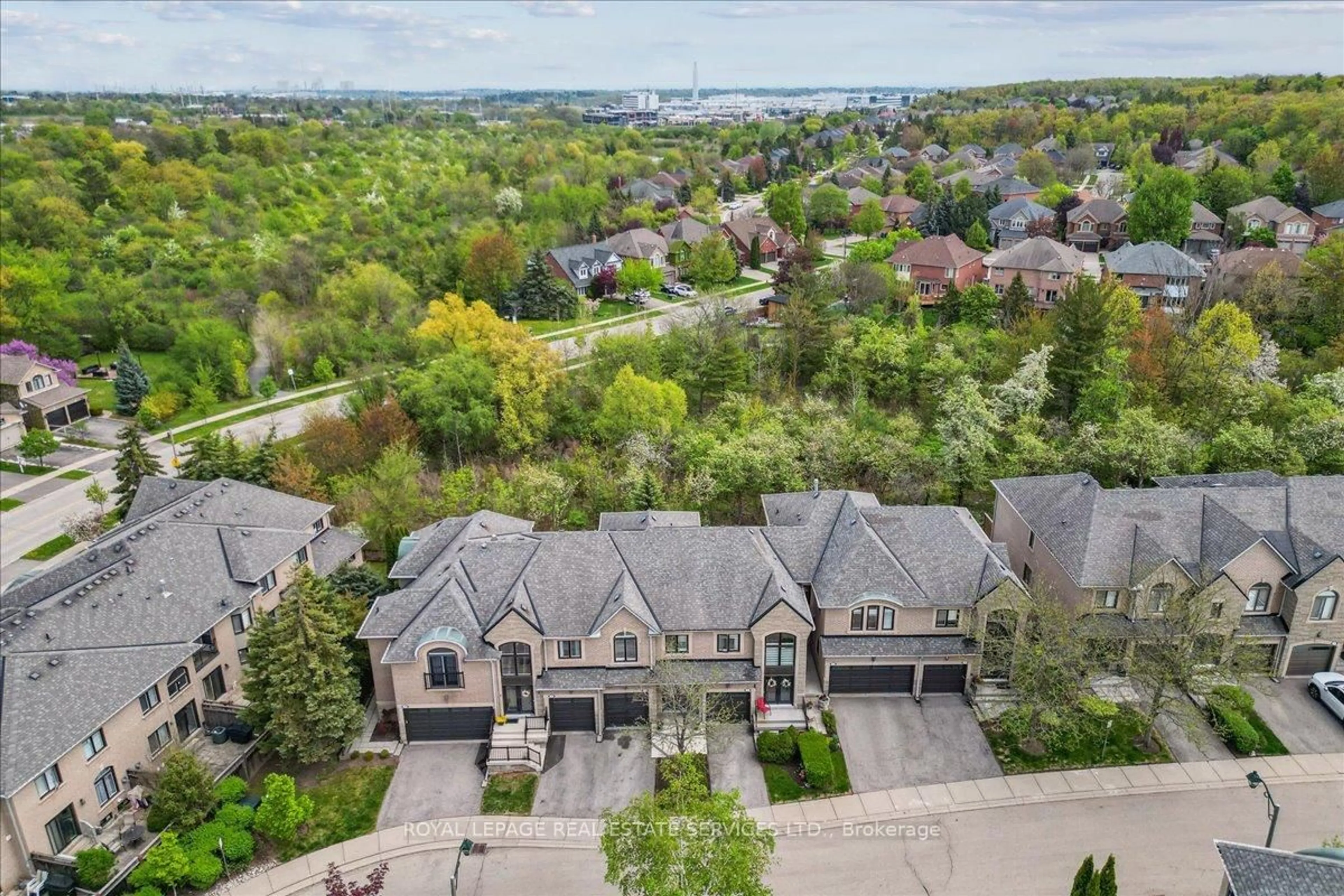 A pic from outside/outdoor area/front of a property/back of a property/a pic from drone, unknown for 2250 Rockingham Dr #10, Oakville Ontario L6H 6J3