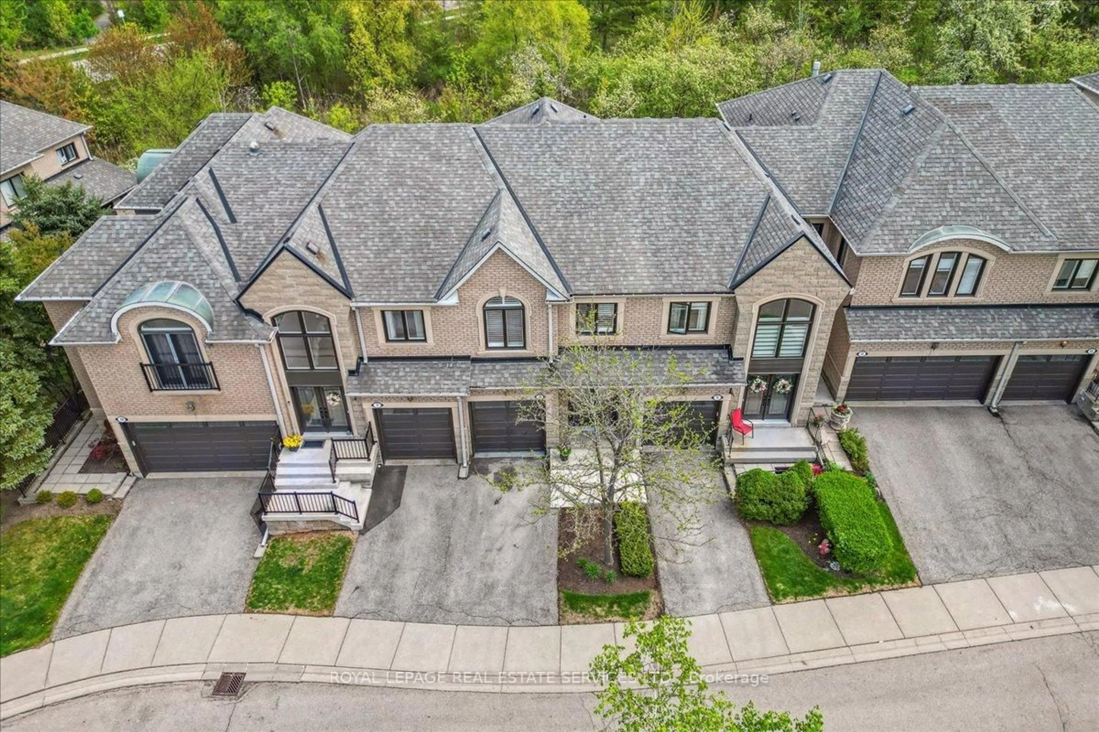 A pic from outside/outdoor area/front of a property/back of a property/a pic from drone, street for 2250 Rockingham Dr #10, Oakville Ontario L6H 6J3