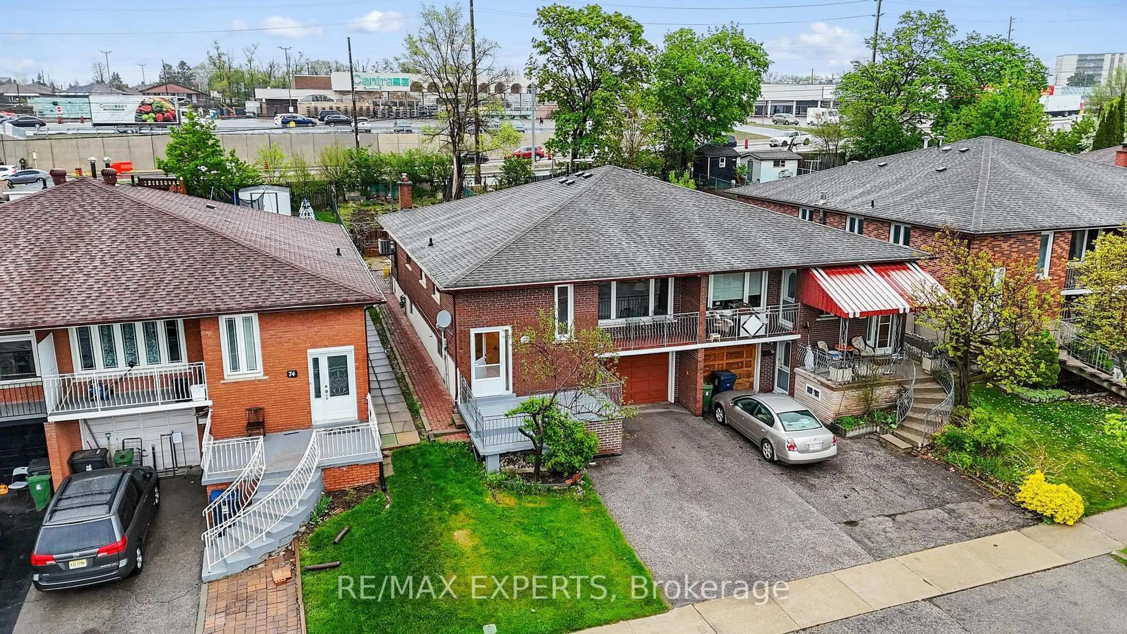 A pic from outside/outdoor area/front of a property/back of a property/a pic from drone, street for 72 Songwood Dr, Toronto Ontario M9M 1X3